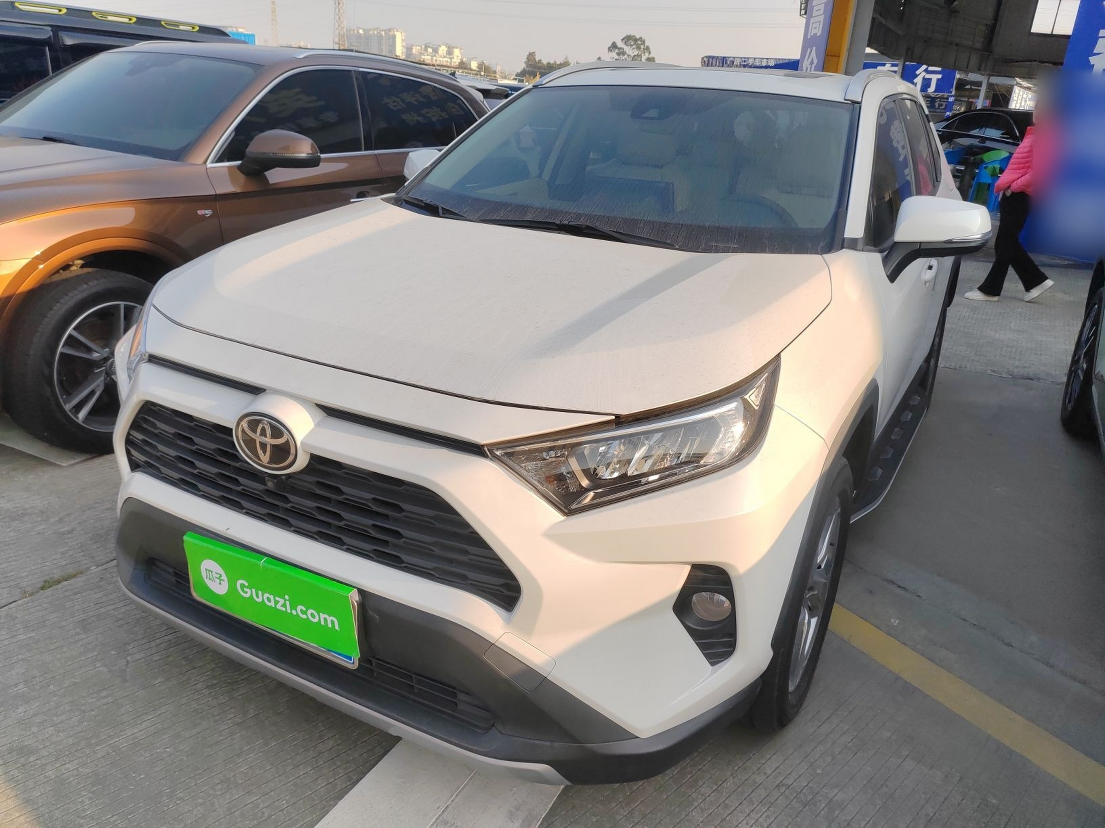 تحت مقدمة السيارة