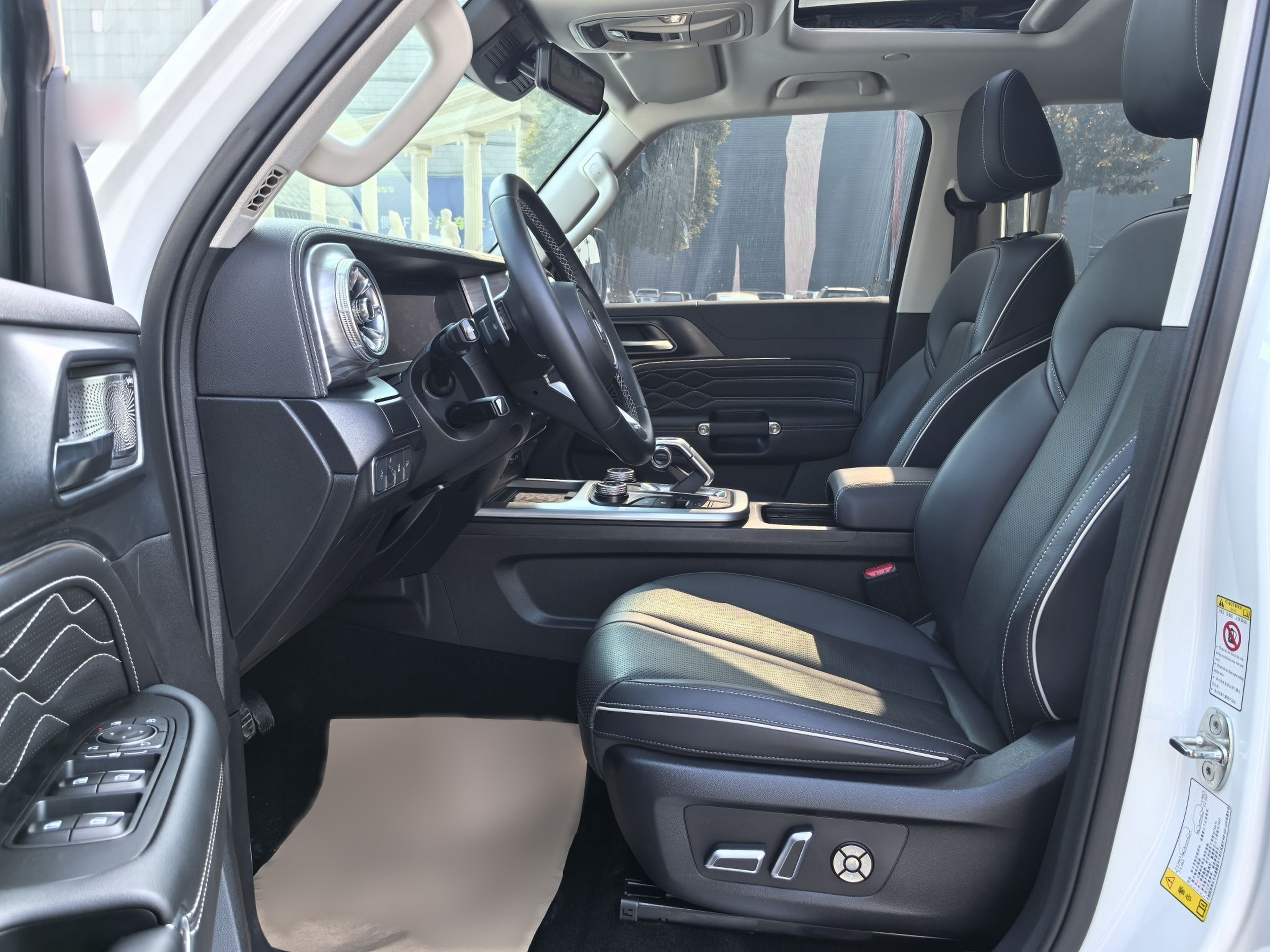 المقاعد الأمامية داخل السيارة