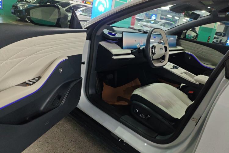 Used  E8 2024 550 km Range Rear-Drive MAX
