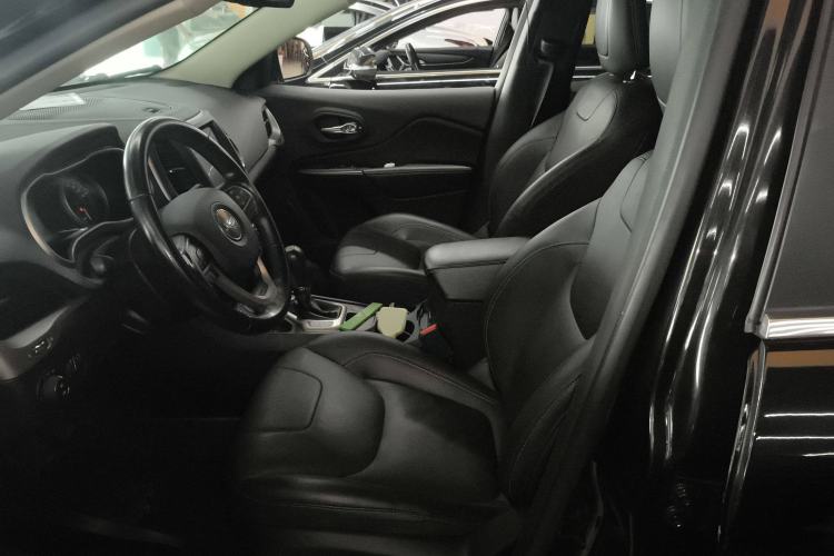 Used  Cherokee 2017 2.0L Superior Edition
