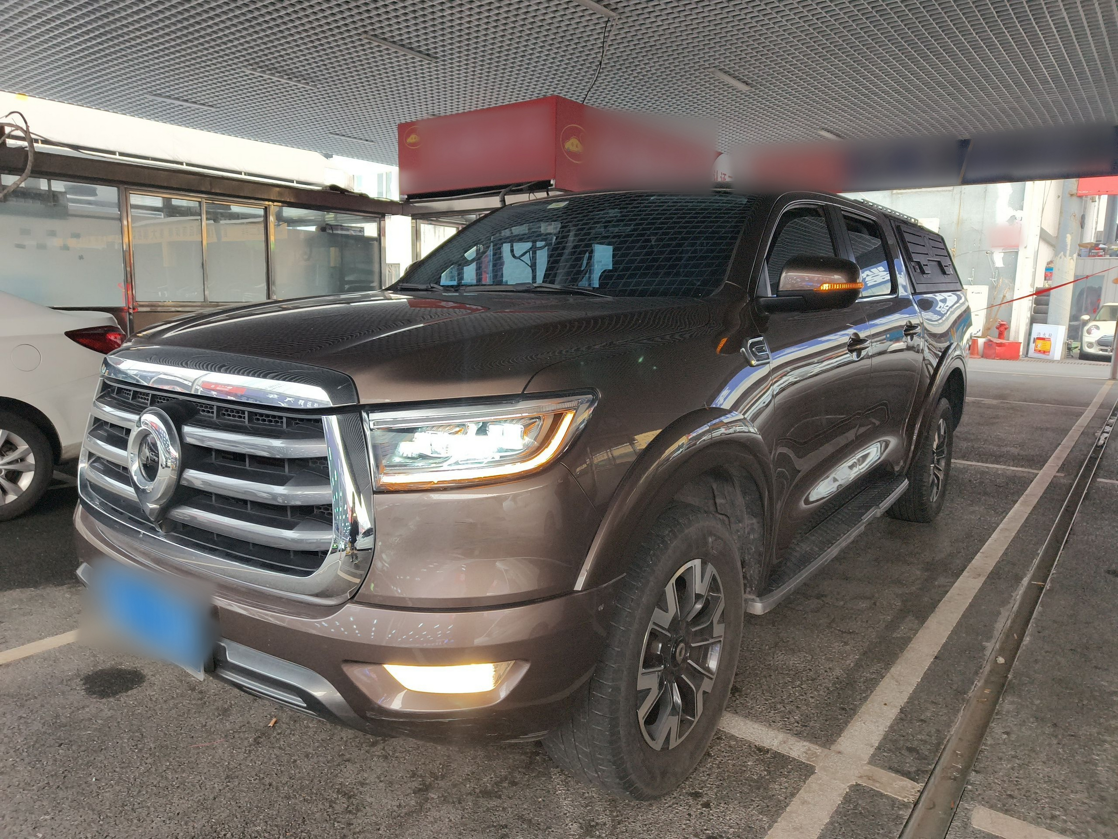 Под передней частью автомобиля