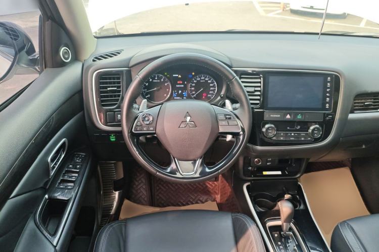 Used Mitsubishi Outlander 2019 2.4L 4x4 Zhi Xiang Edition 7 Seats China V Emission Standard
