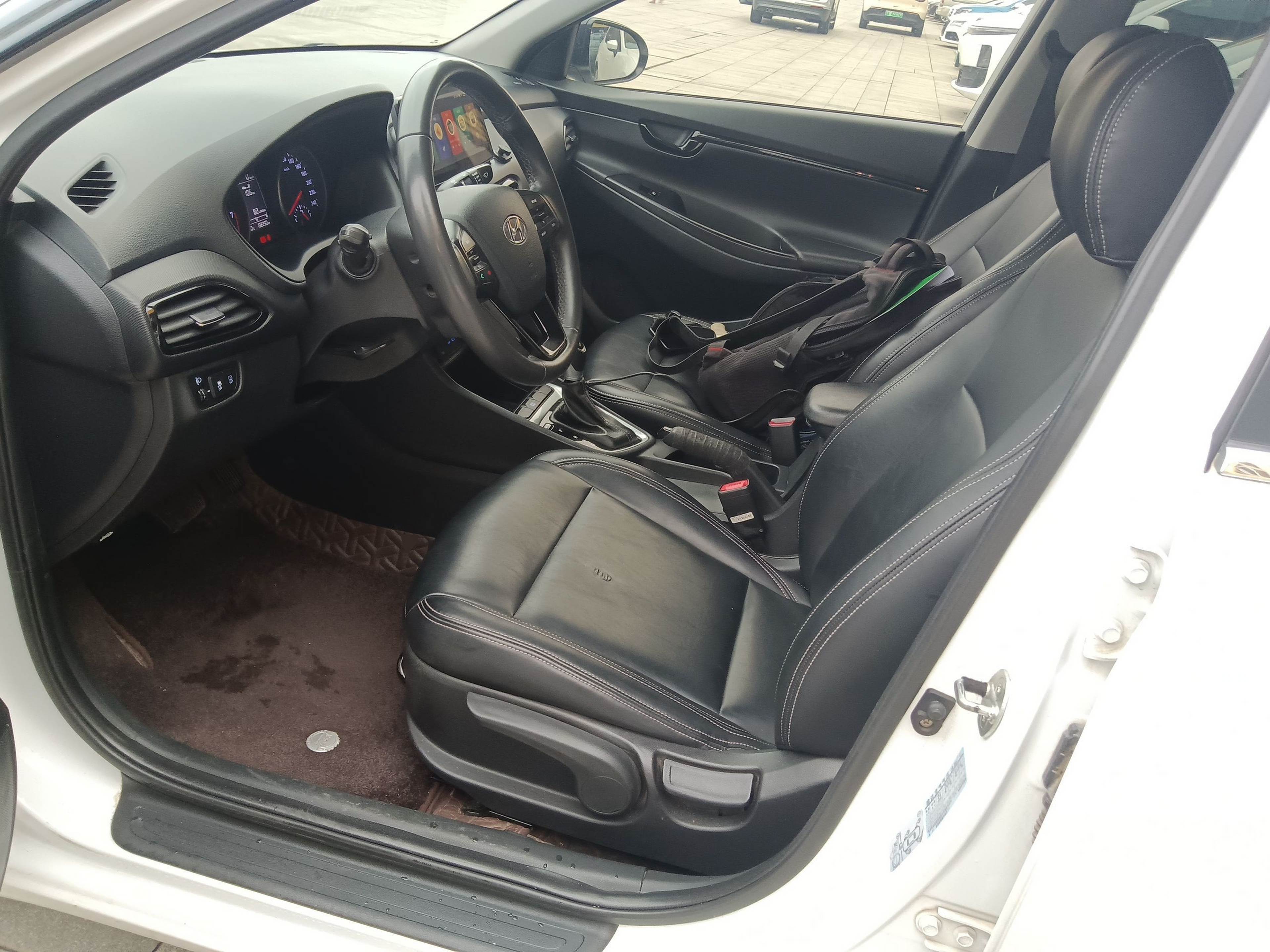 Переднее сиденье в автомобиле