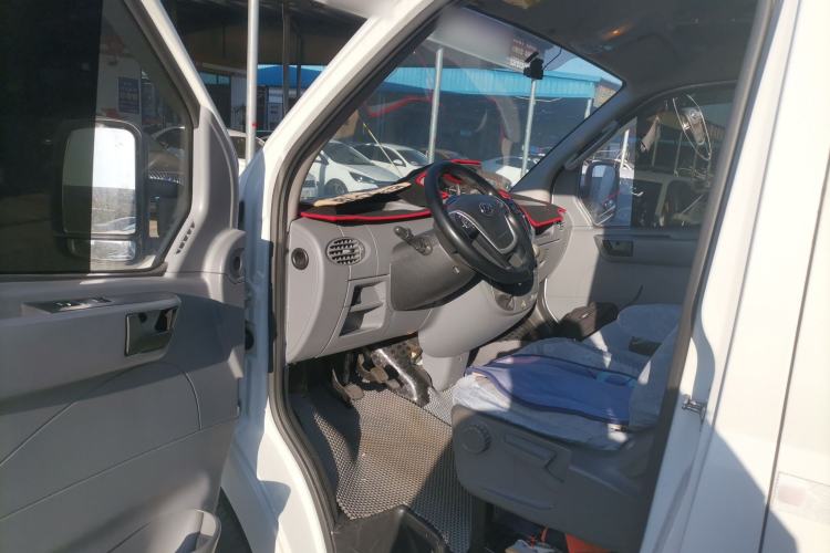 Used SAIC MAXUS Xintu V80 2021 2.0T Manual Classic City Delivery King Short Wheelbase Mid-Roof Design 3 Seats