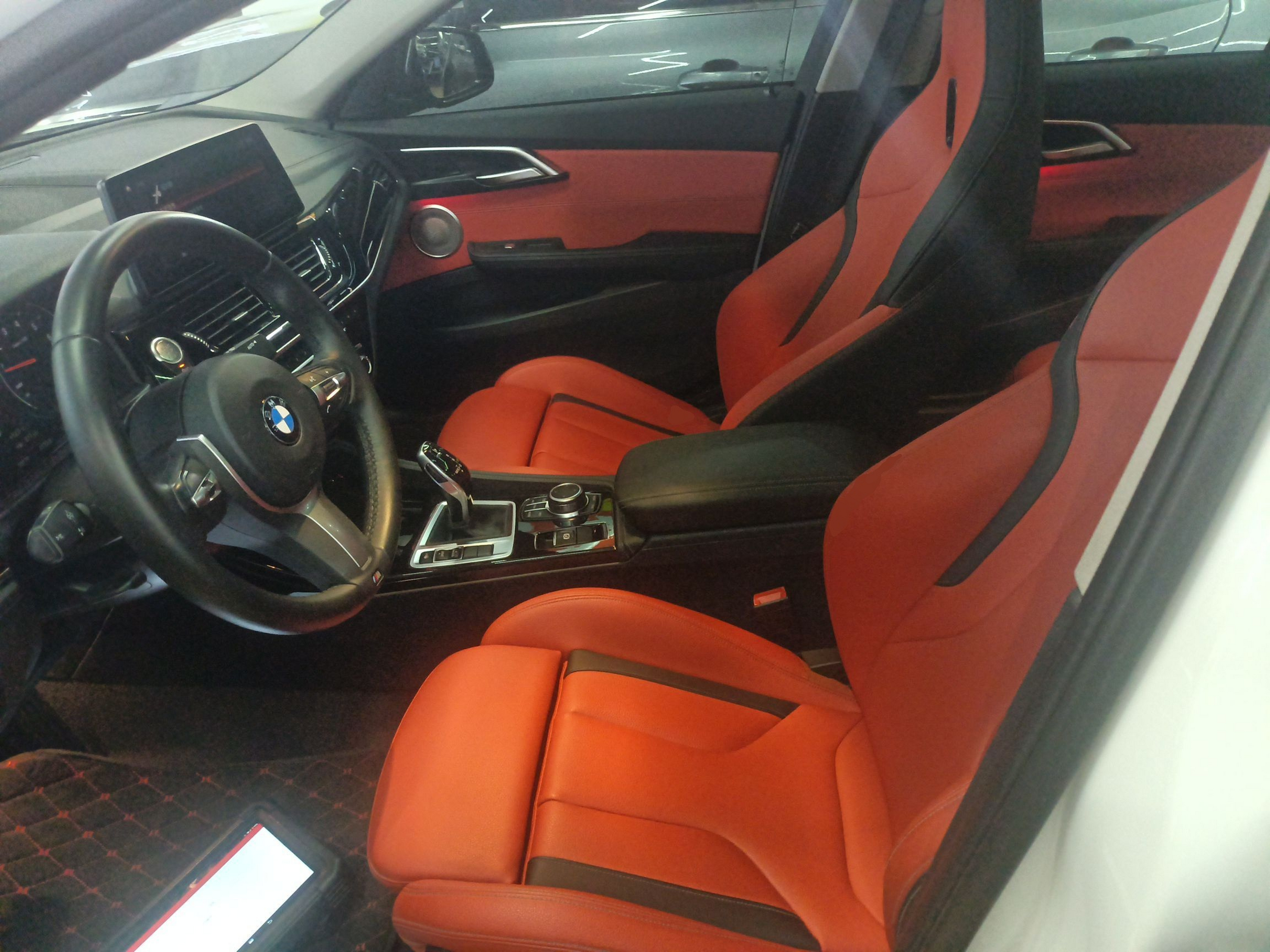 المقاعد الأمامية داخل السيارة