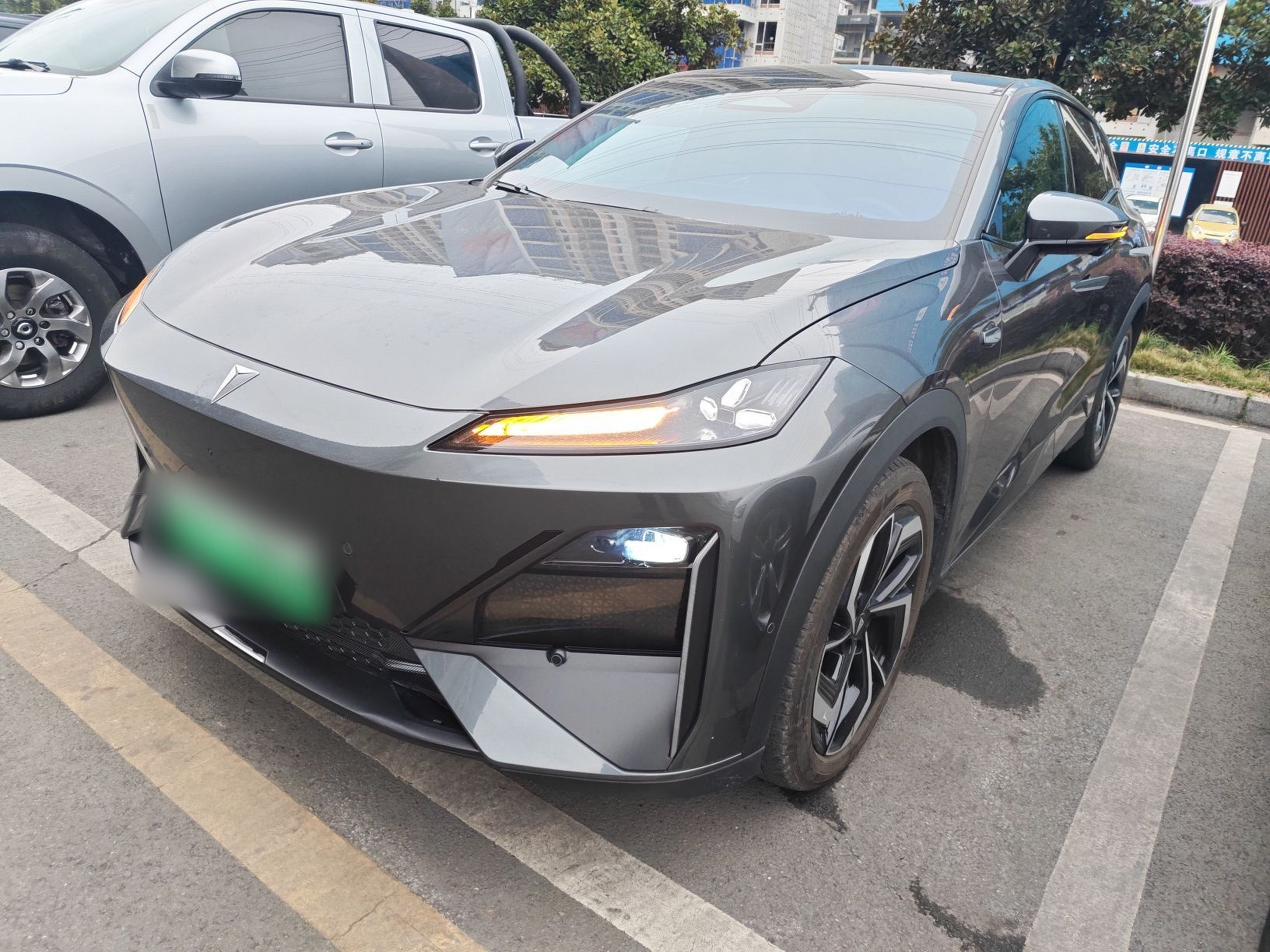 Под передней частью автомобиля