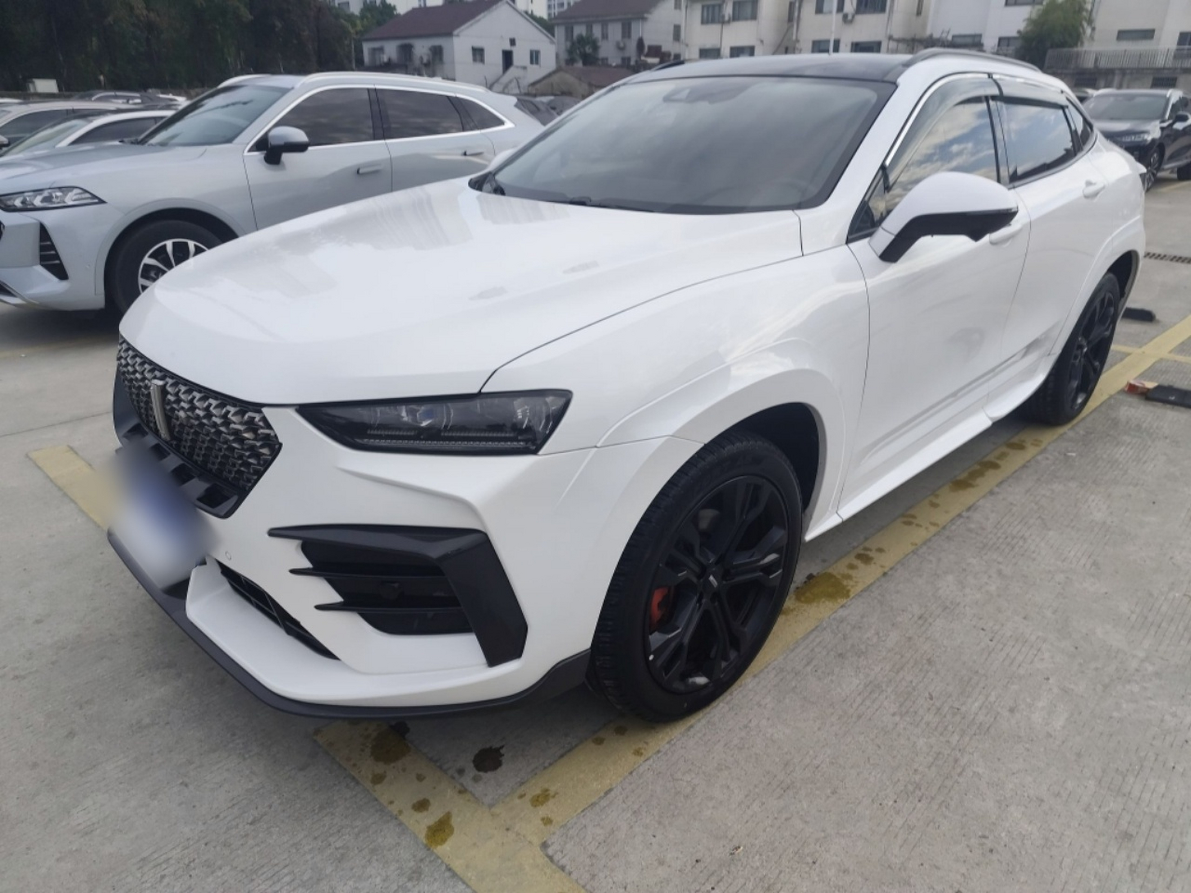 تحت مقدمة السيارة