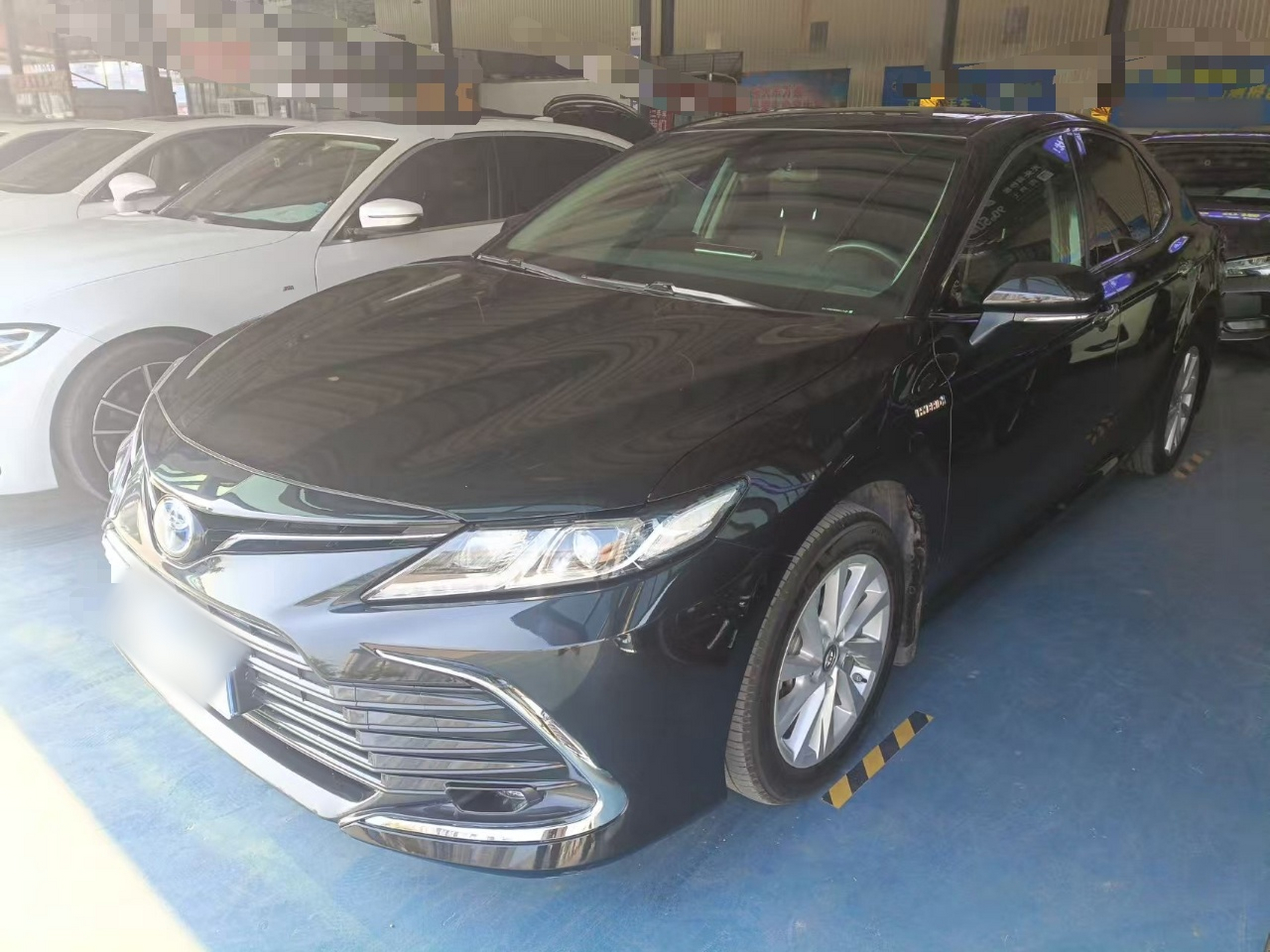 تحت مقدمة السيارة