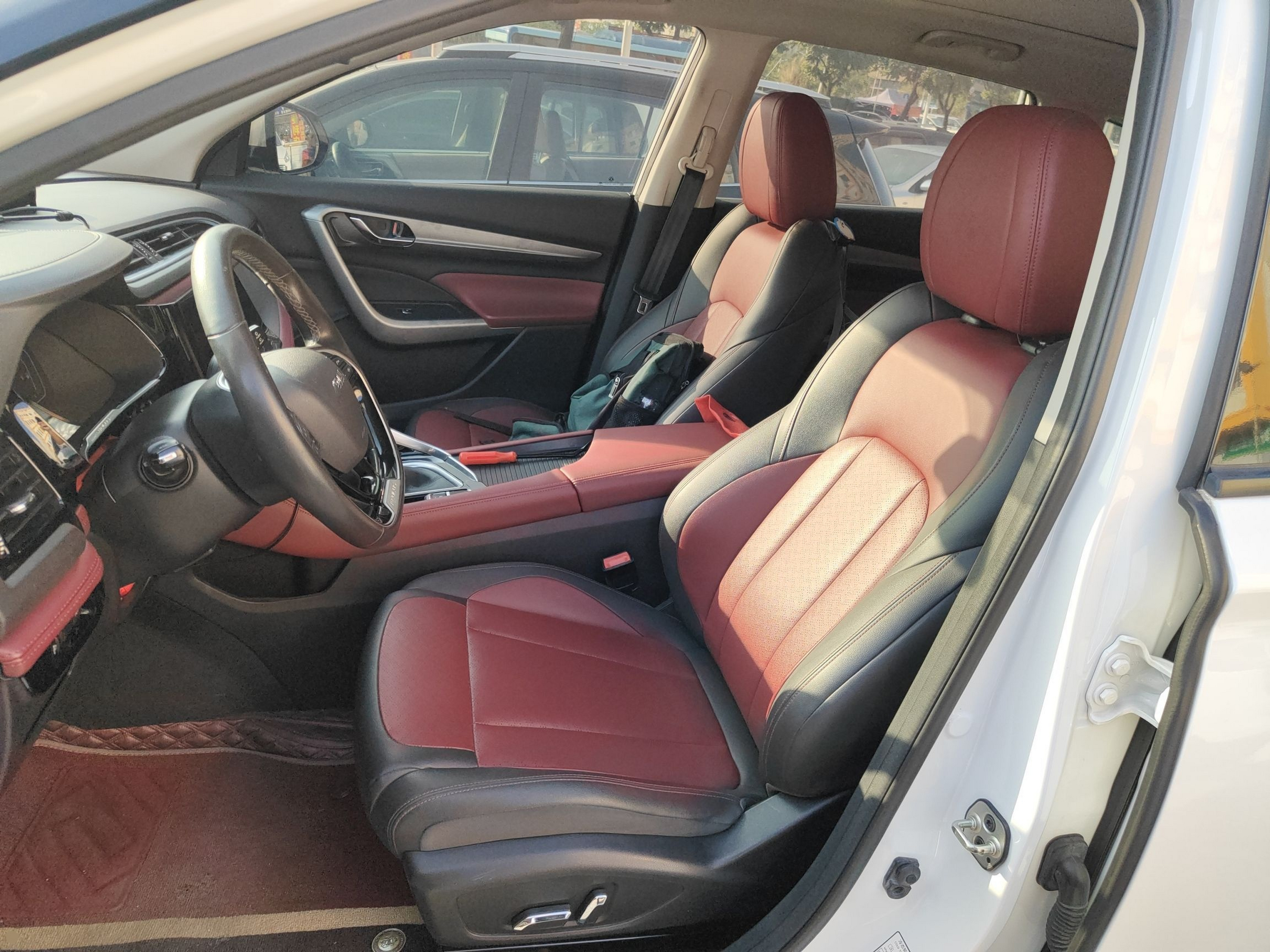 المقاعد الأمامية داخل السيارة