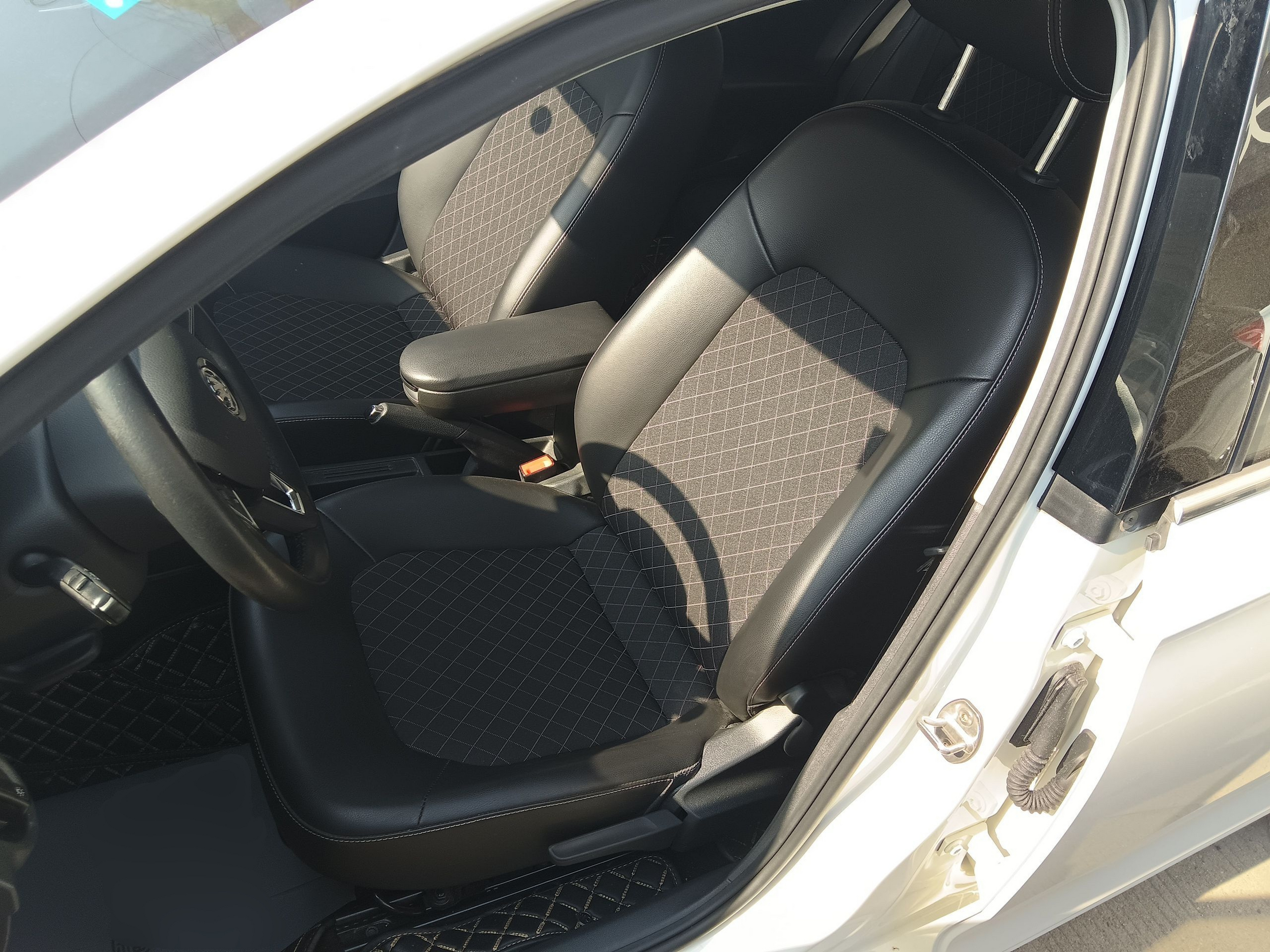 Переднее сиденье в автомобиле