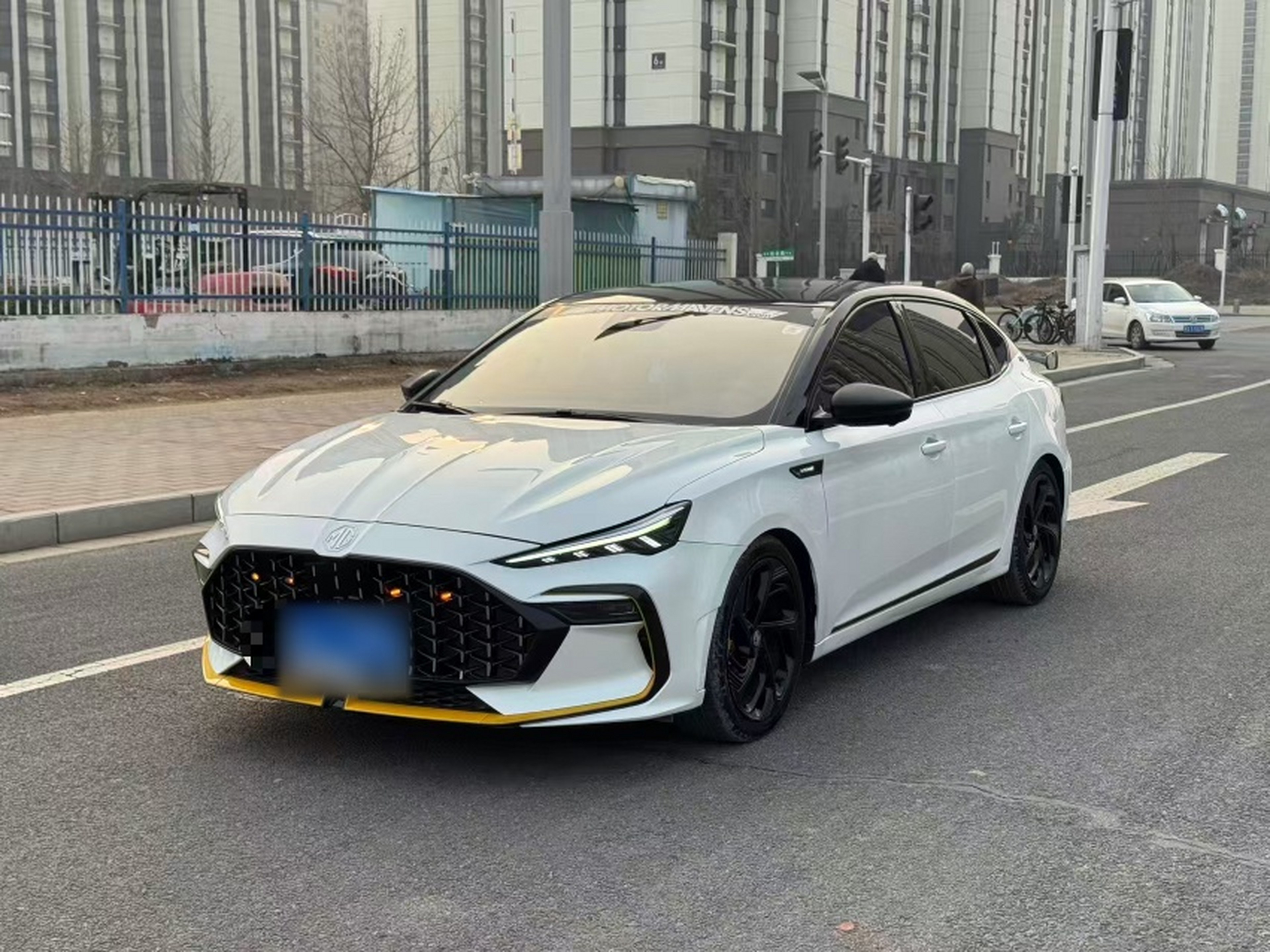 تحت مقدمة السيارة