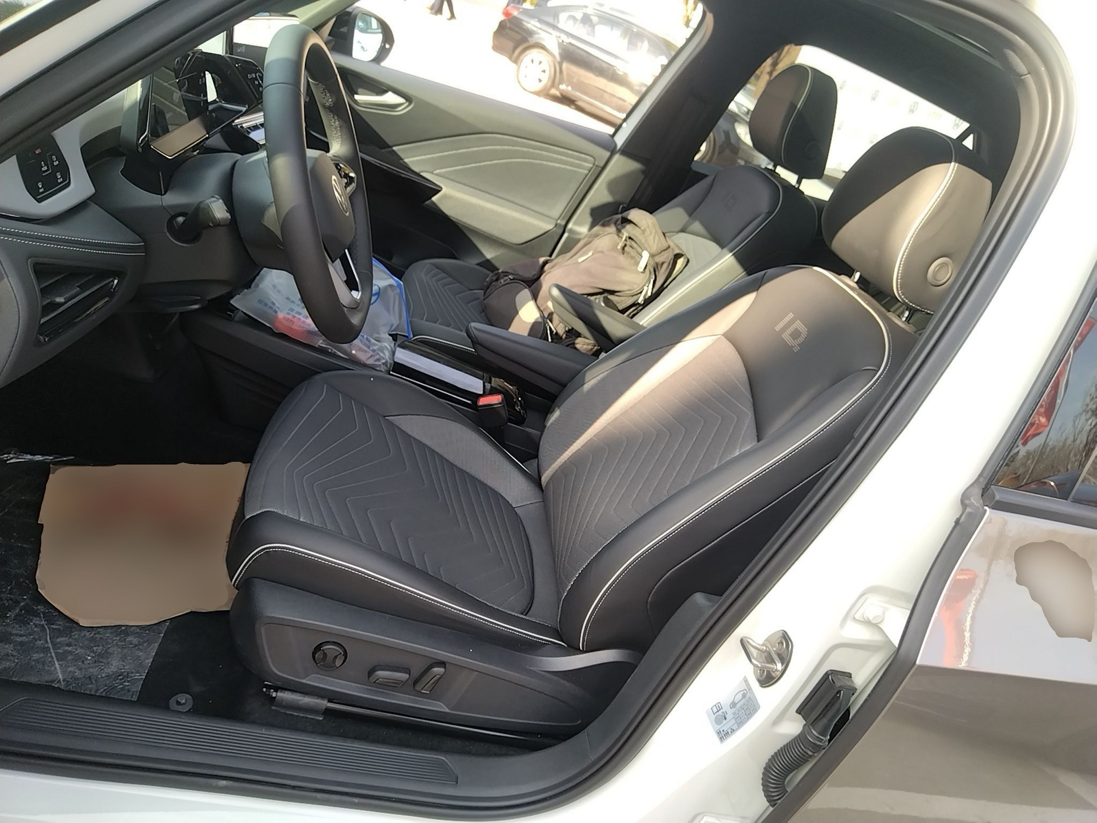 المقاعد الأمامية داخل السيارة