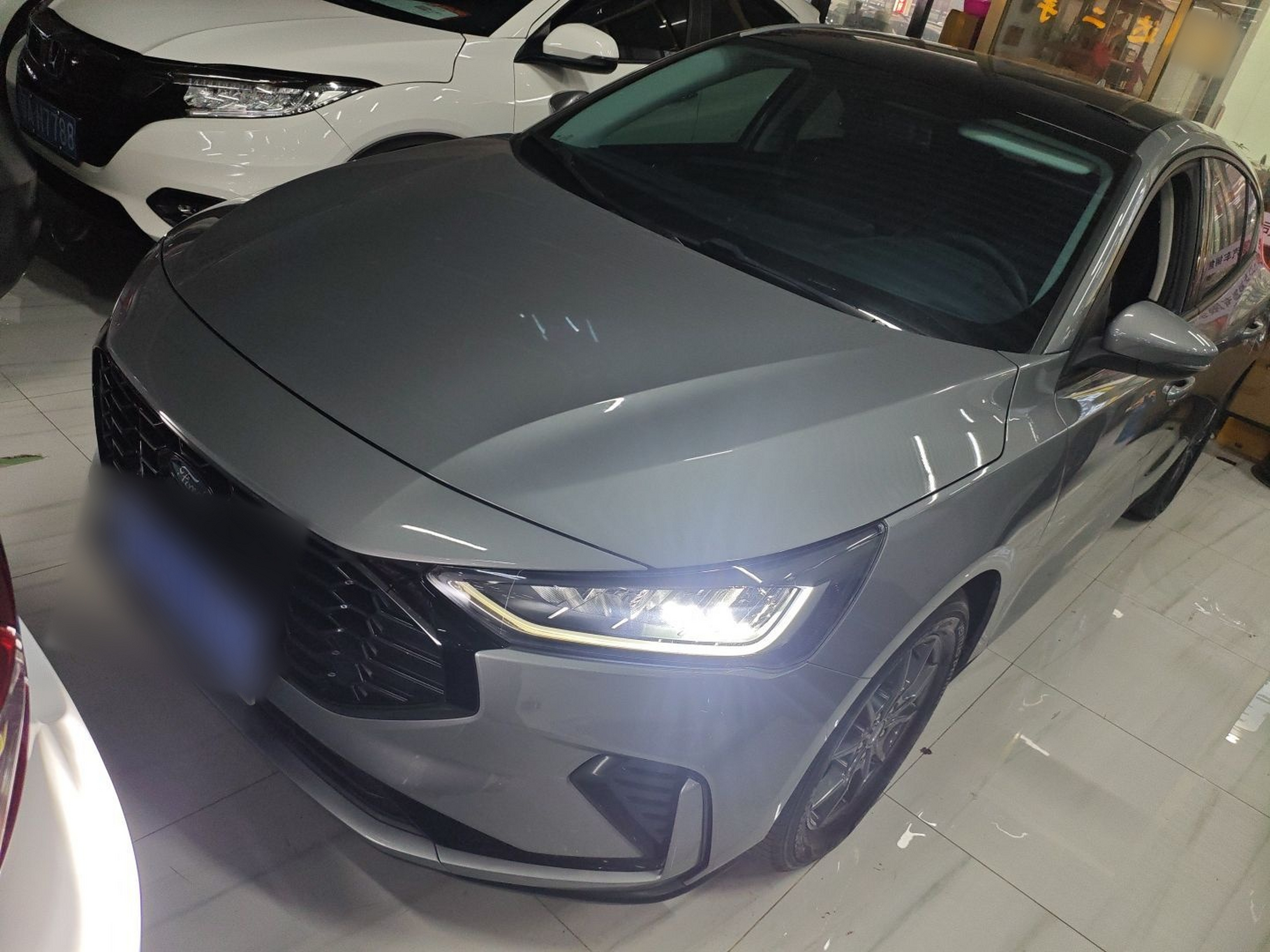 تحت مقدمة السيارة