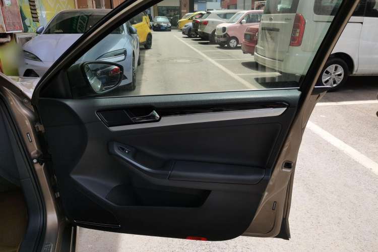 Used Volkswagen Sagitar 2015 230TSI Automatic Comfort Version
