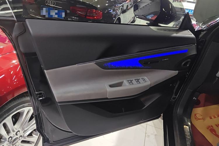 Used Lynk & Co 08 EM-P 2025 120km Long-Range Halo
