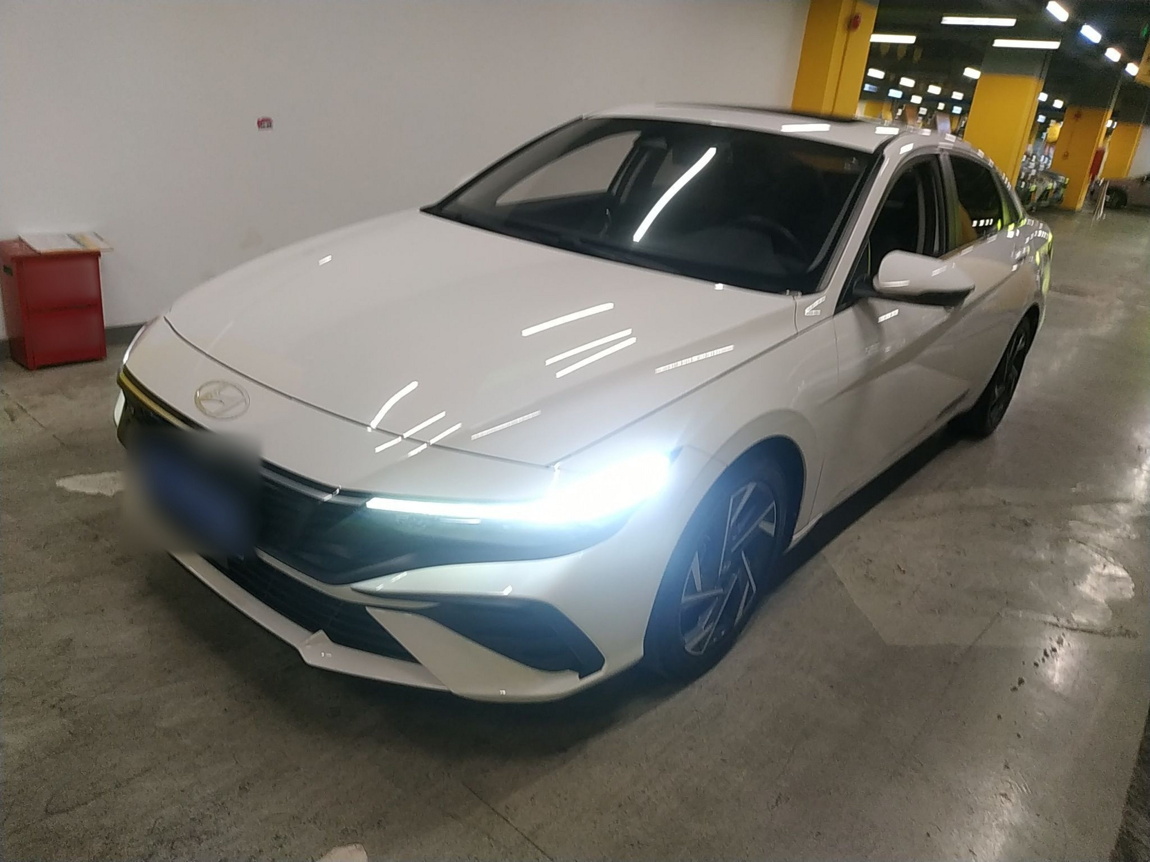 Под передней частью автомобиля