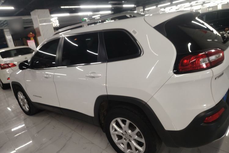 Used  Cherokee 2017 2.4L Leading Smart Edition