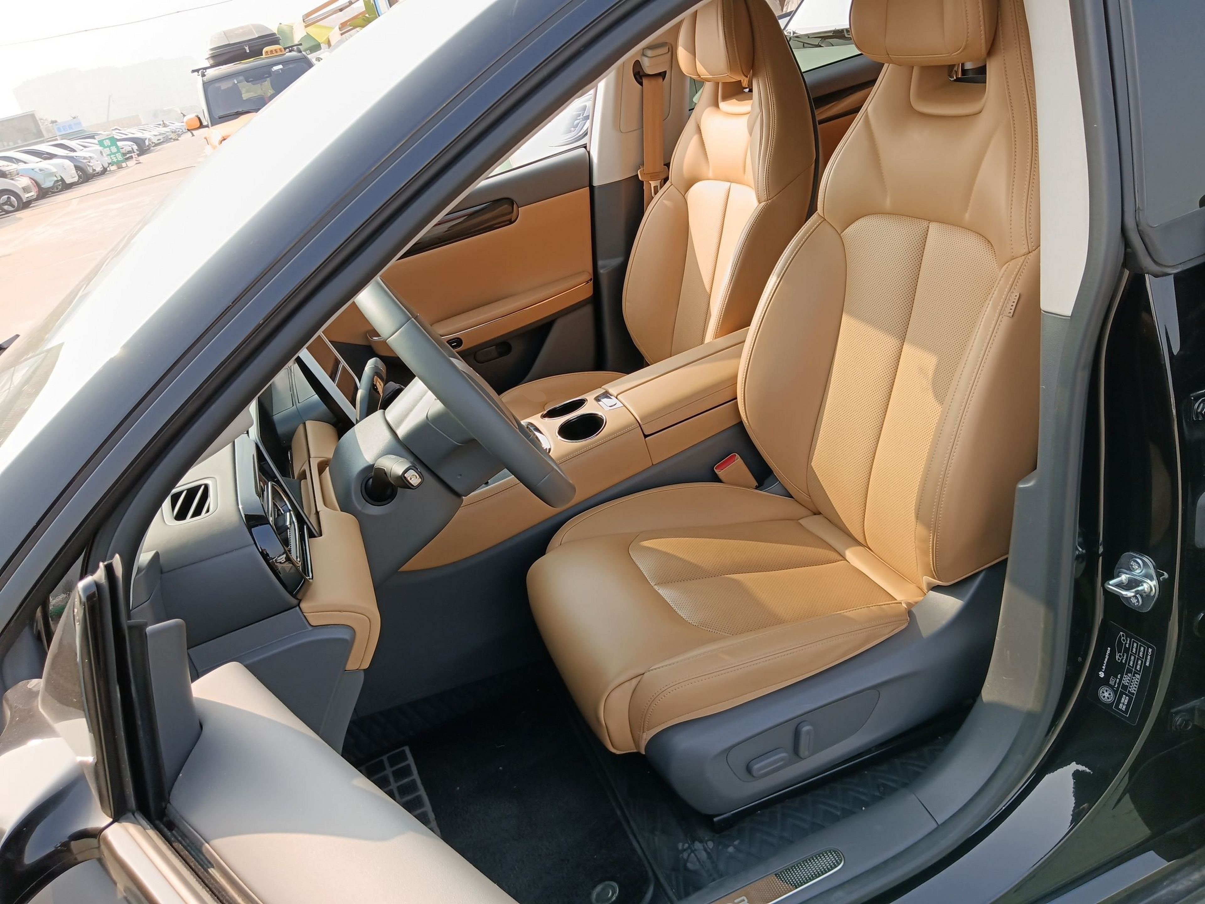 المقاعد الأمامية داخل السيارة