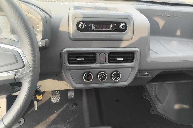 Used Wuling Yangguang 2024 300KM Comfort Version Passenger Van 75kW
