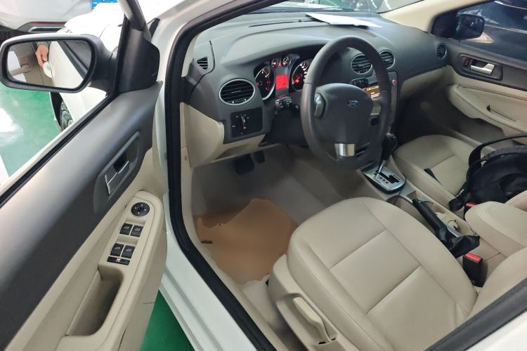 Used Ford Focus 2013 Hatchback Classic 1.8L Automatic Fashion Edition
