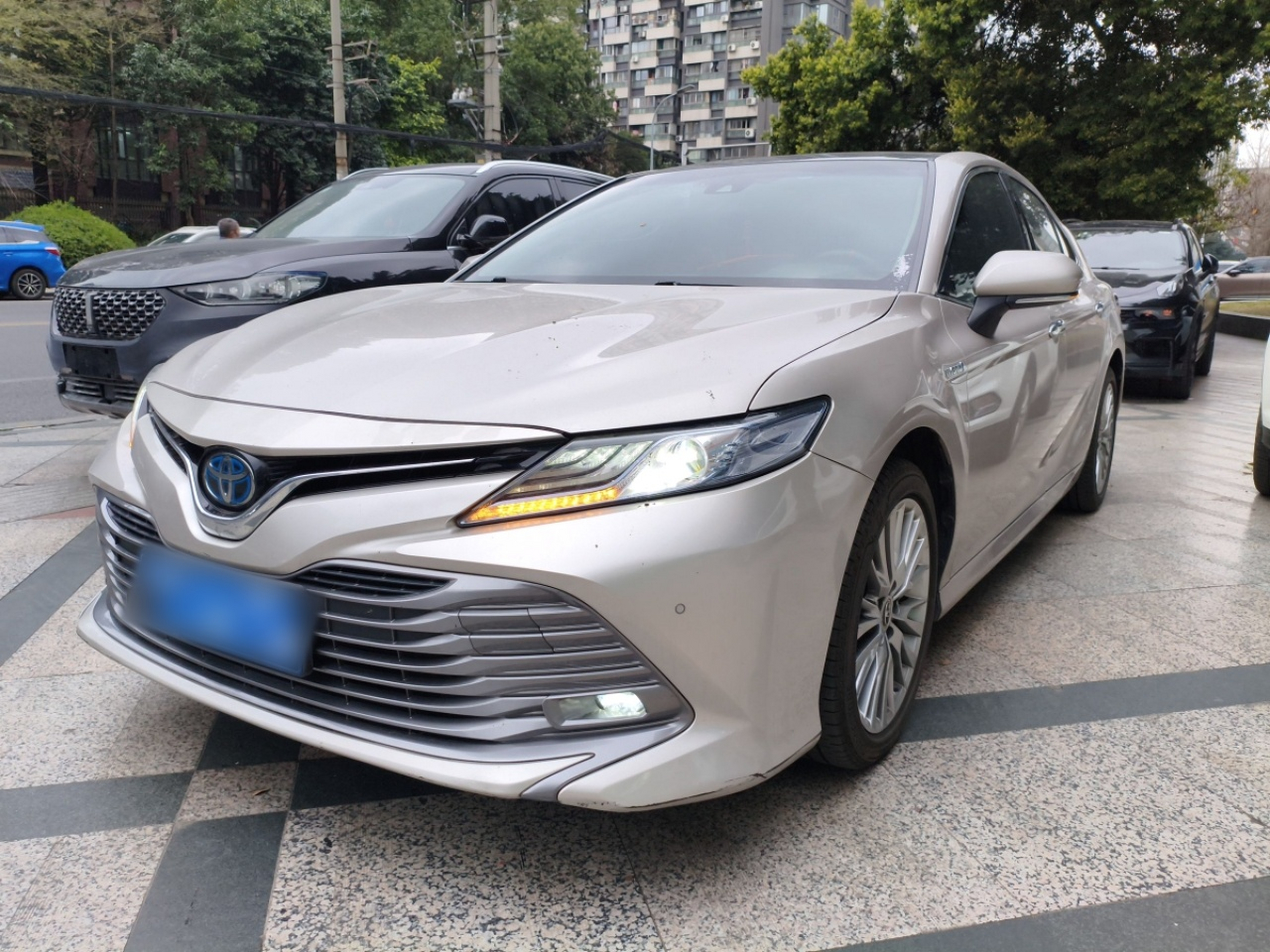 Под передней частью автомобиля