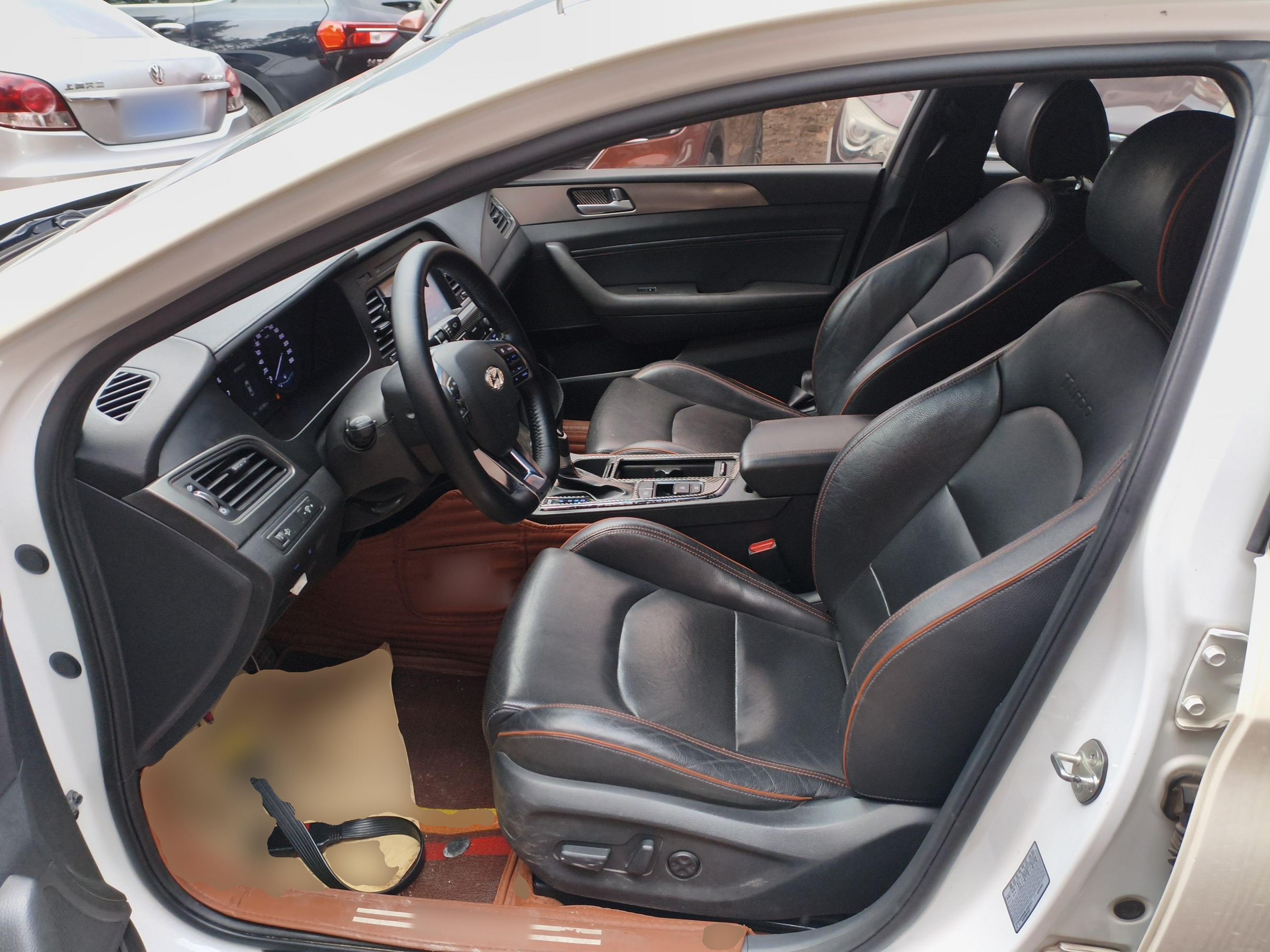 Переднее сиденье в автомобиле