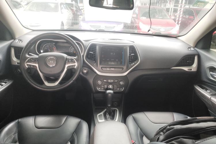 Used  Cherokee 2016 2.4L Leading Smart Version
