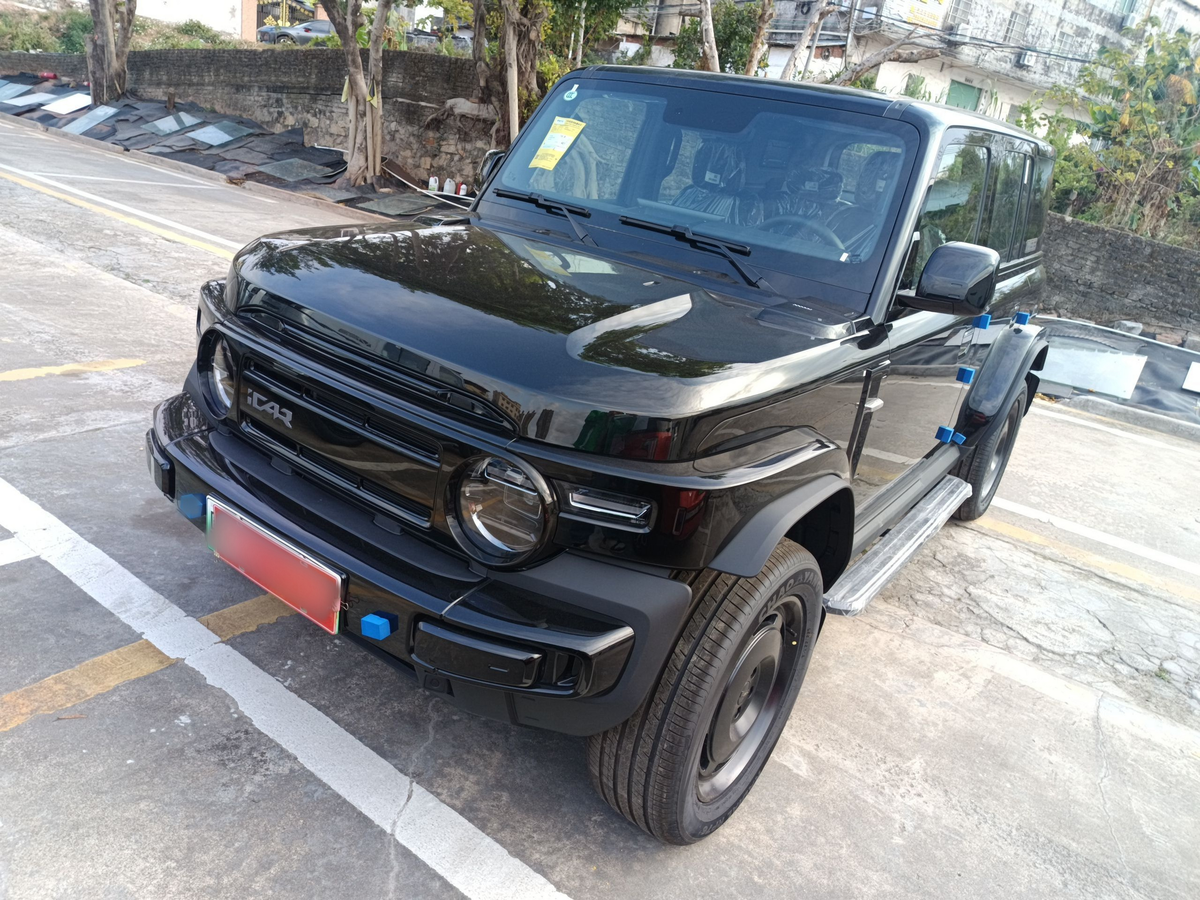 Под передней частью автомобиля