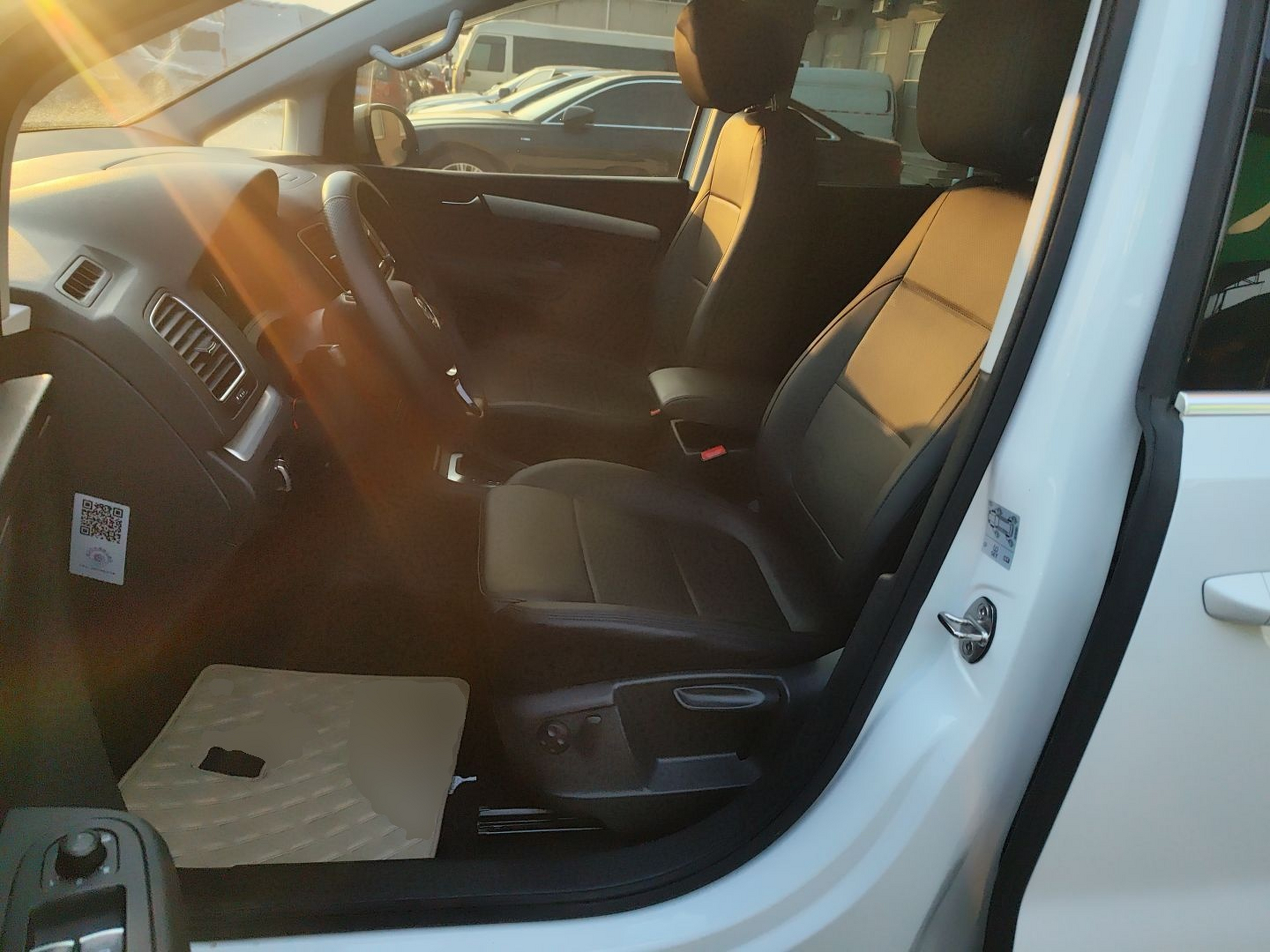 المقاعد الأمامية داخل السيارة