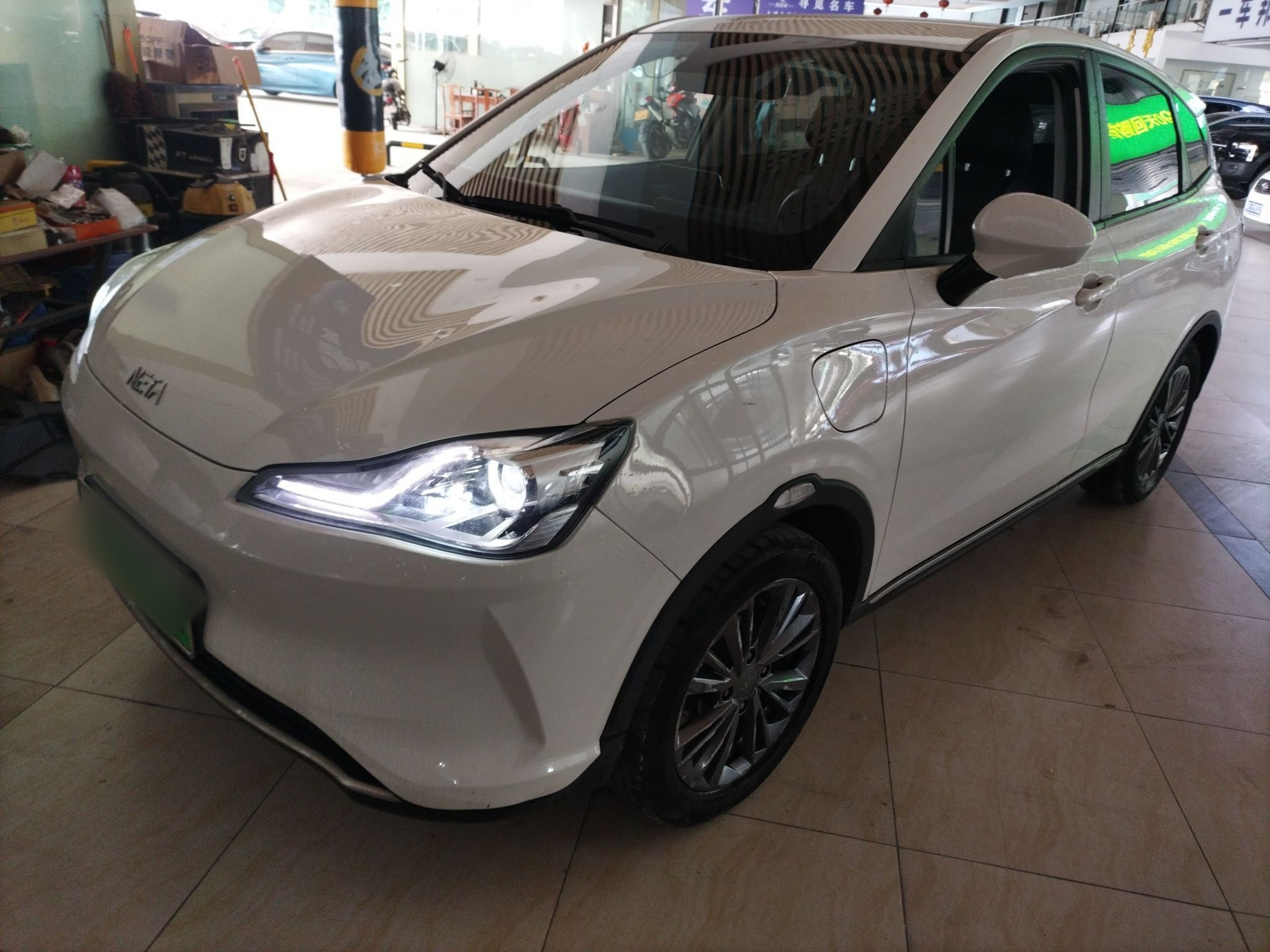 Под передней частью автомобиля