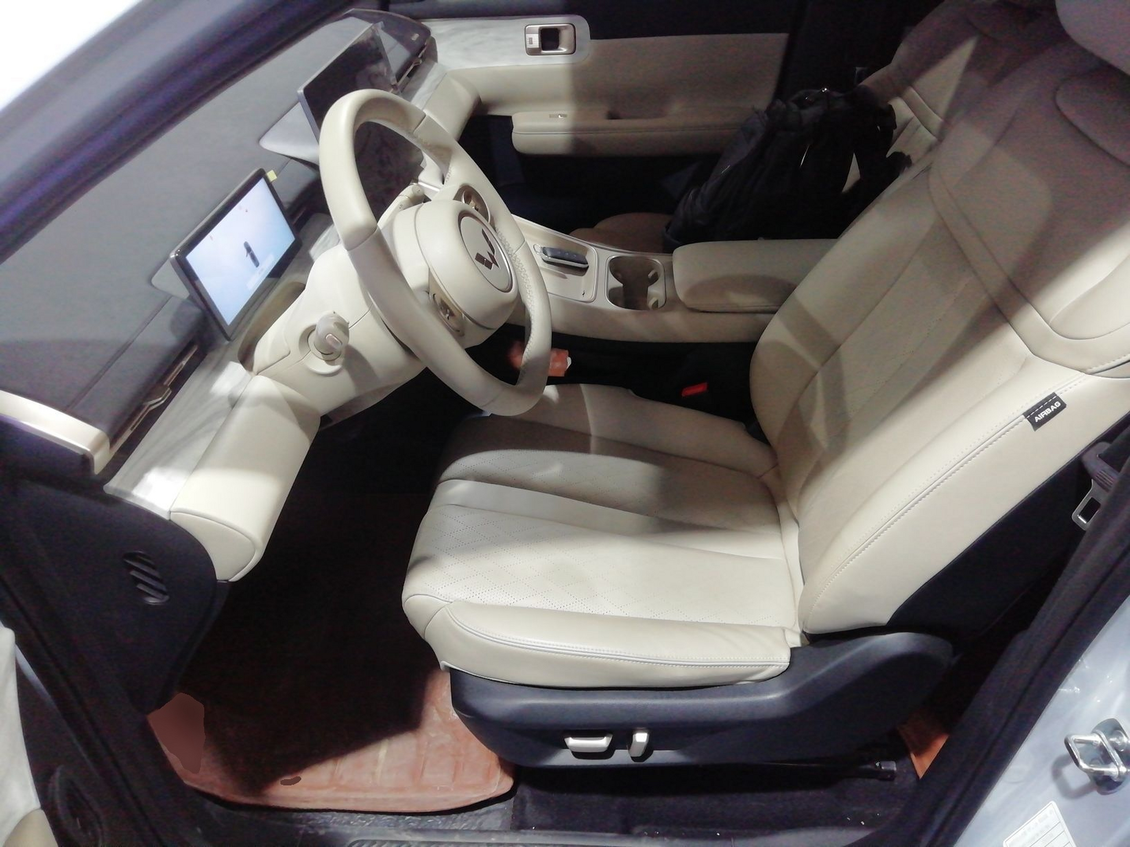 المقاعد الأمامية داخل السيارة