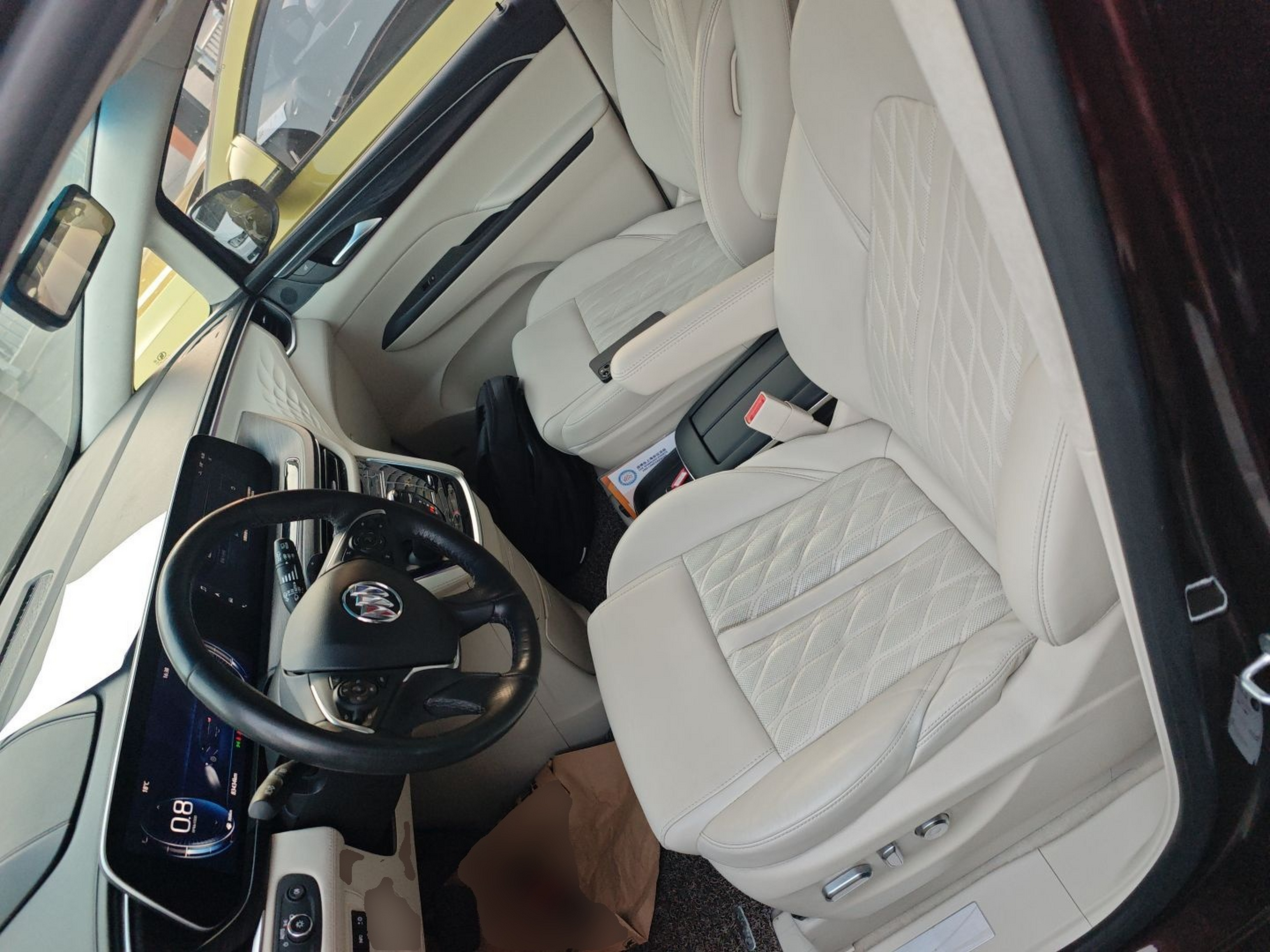 المقاعد الأمامية داخل السيارة