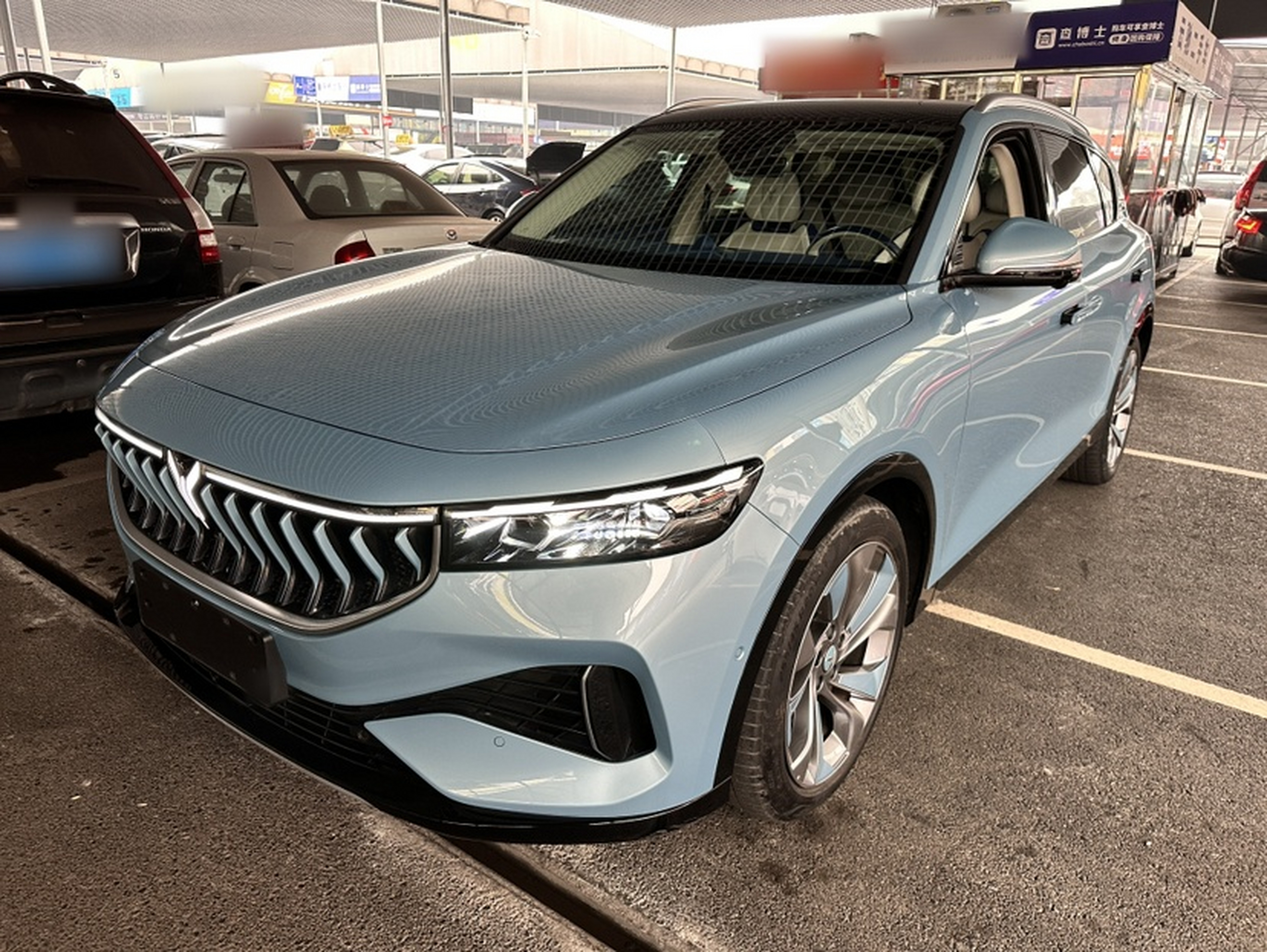 تحت مقدمة السيارة