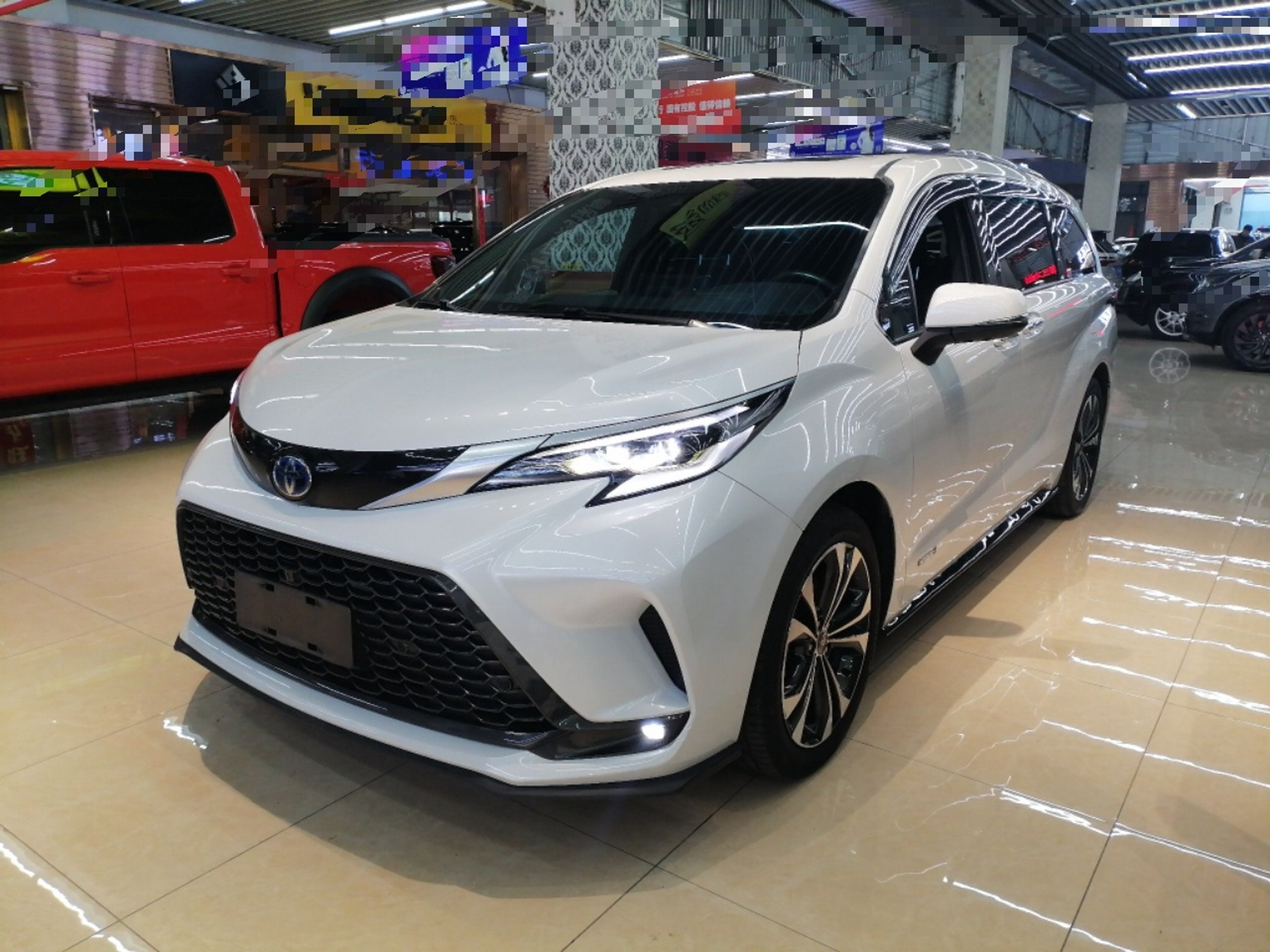 تحت مقدمة السيارة