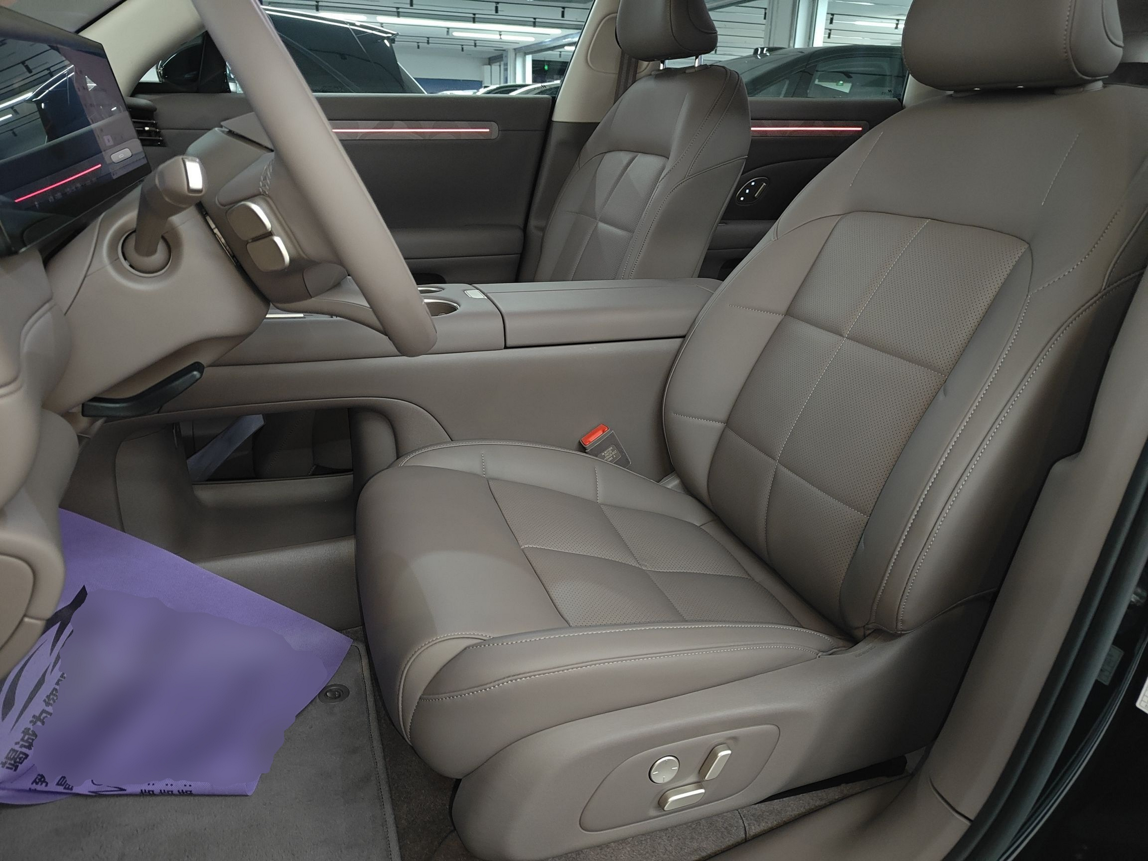 المقاعد الأمامية داخل السيارة