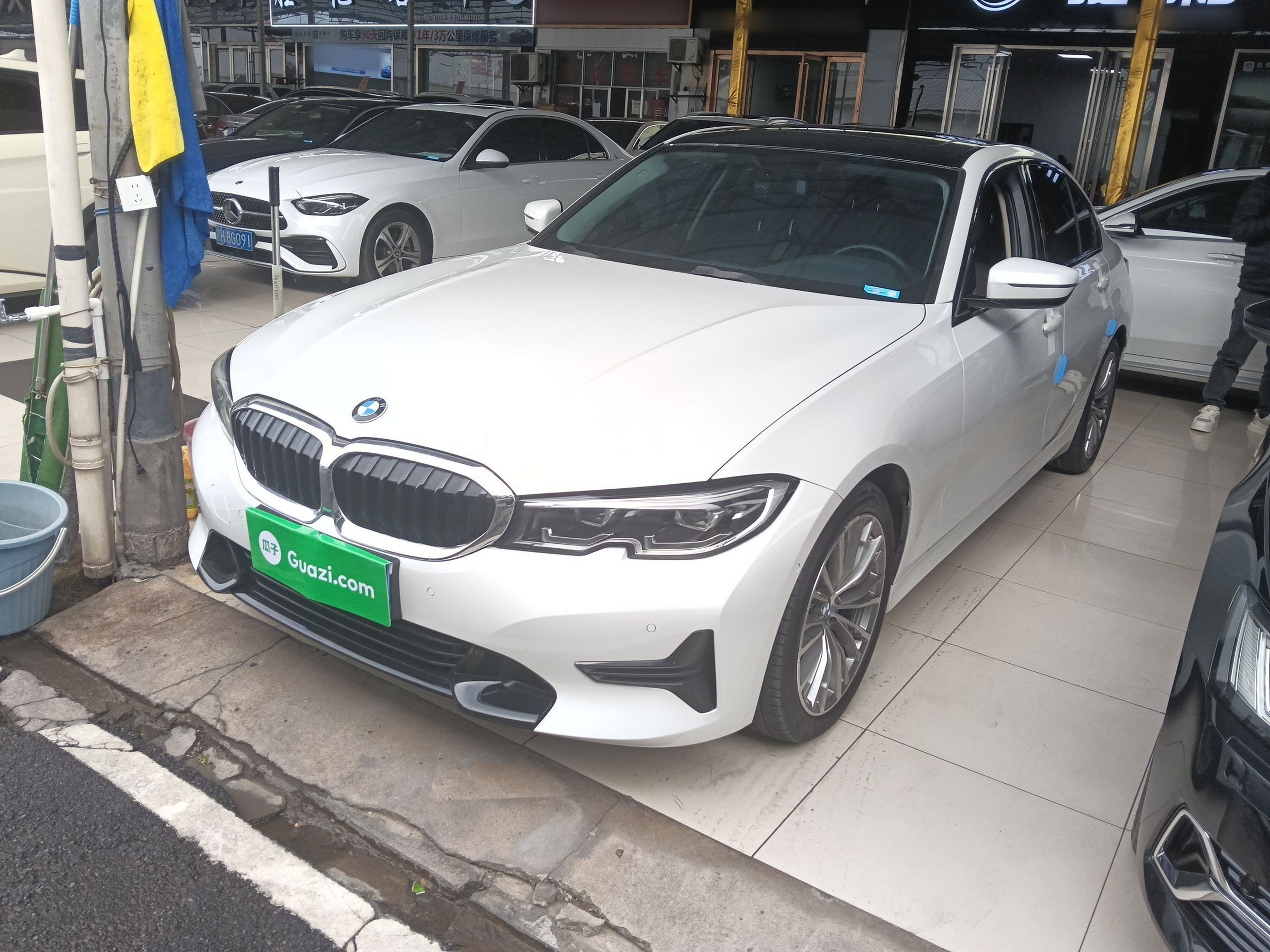 Под передней частью автомобиля