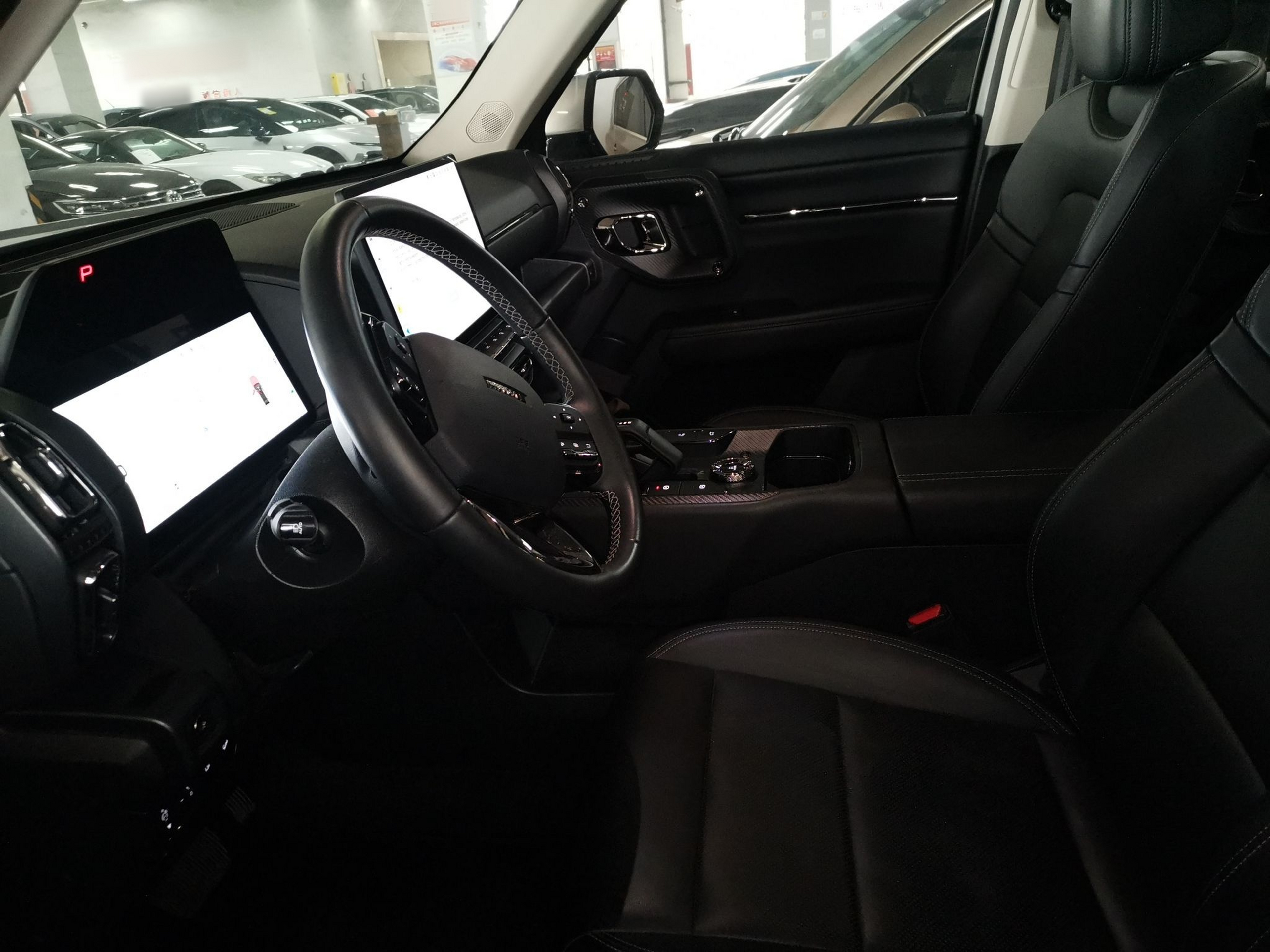 المقاعد الأمامية داخل السيارة