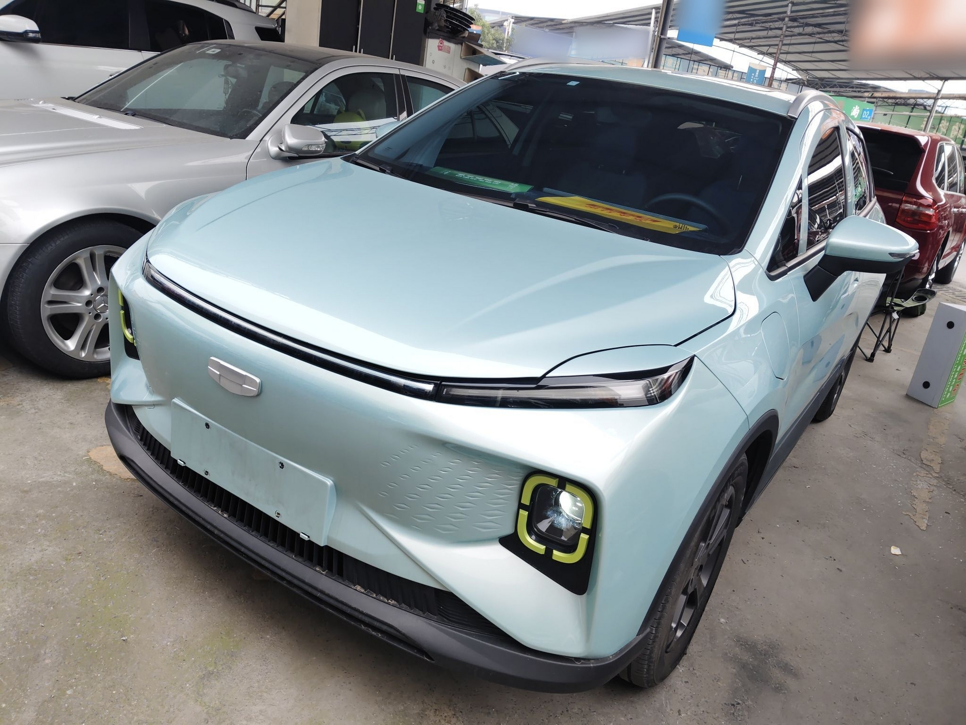 تحت مقدمة السيارة