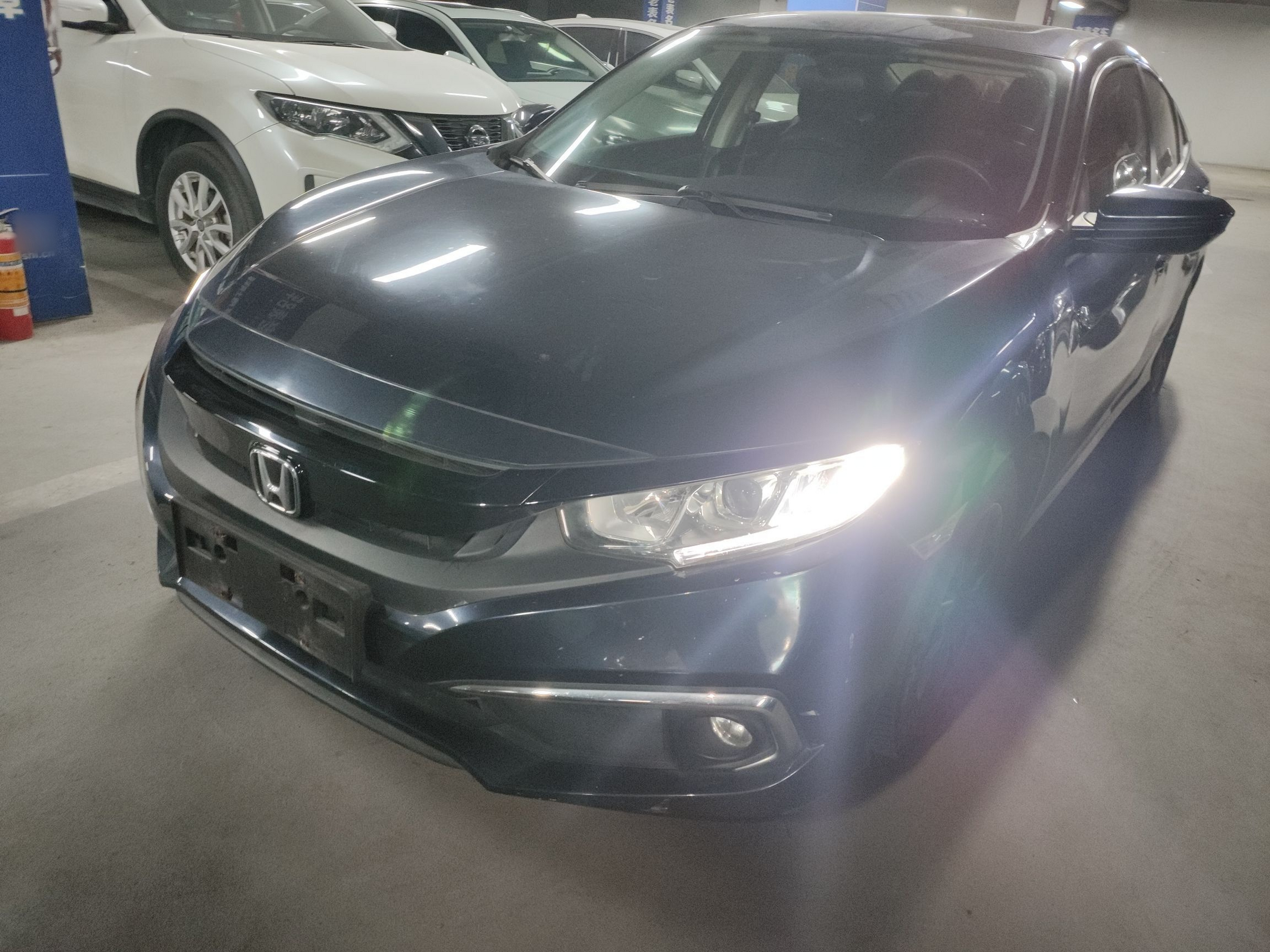 تحت مقدمة السيارة