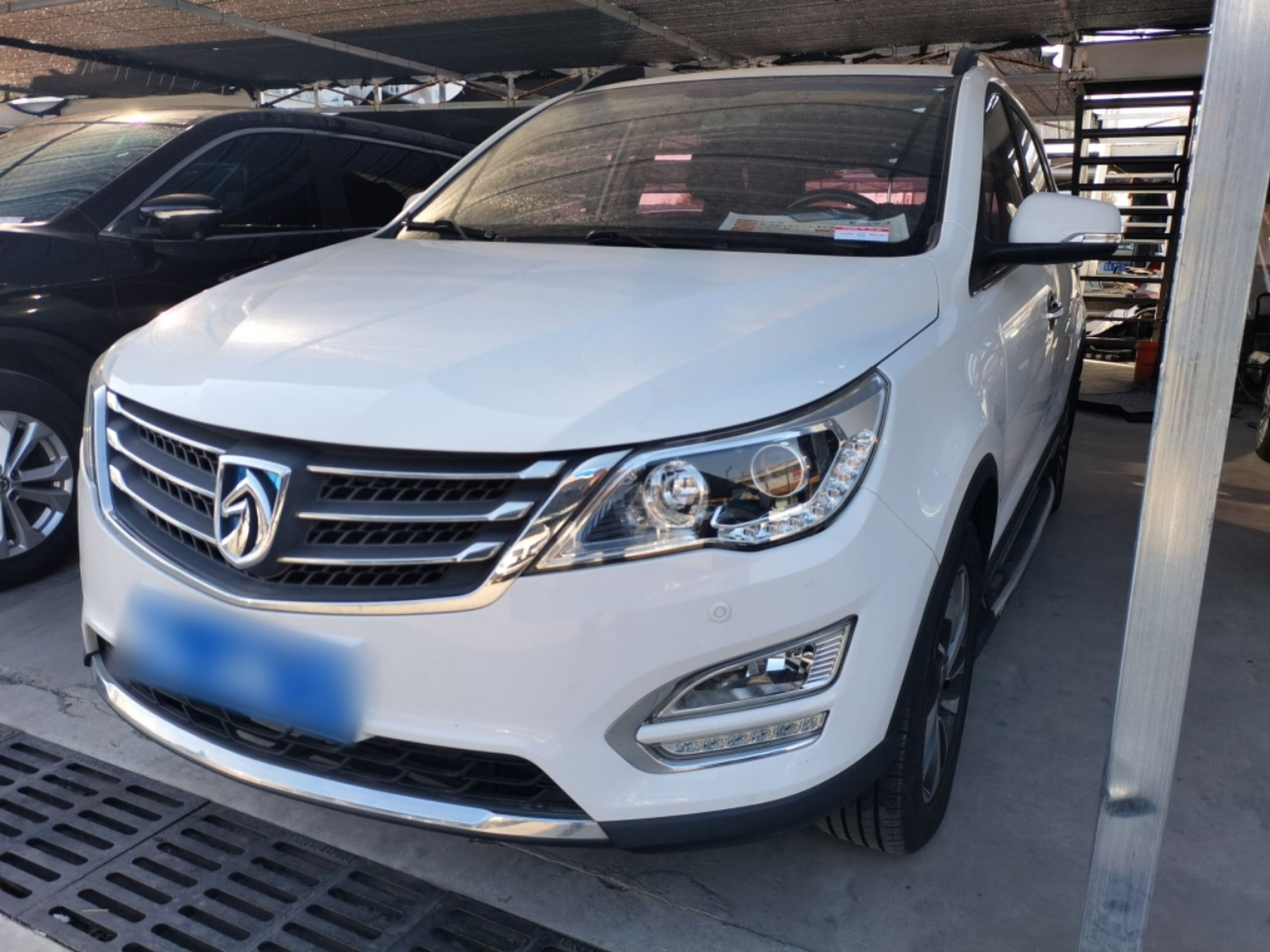 Под передней частью автомобиля