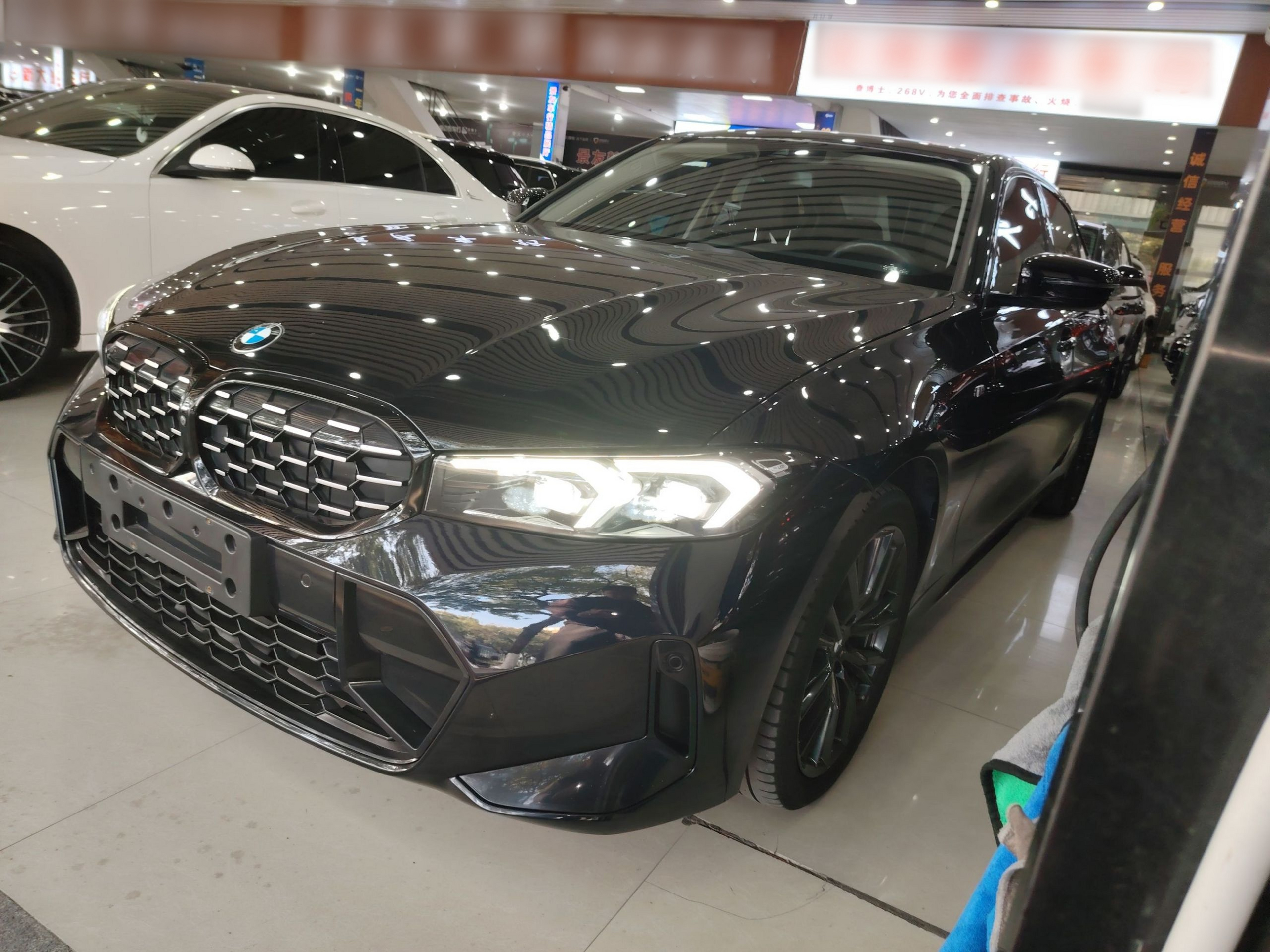 تحت مقدمة السيارة