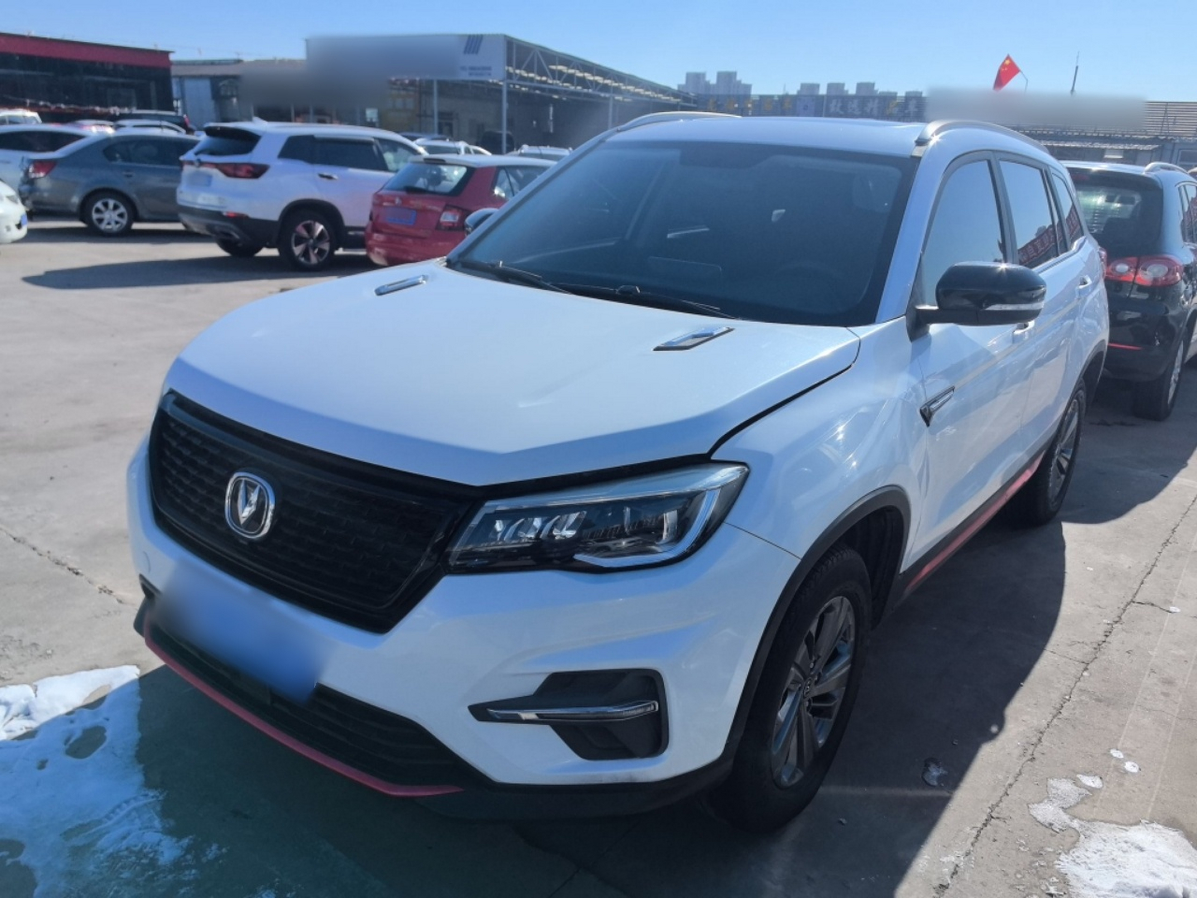 تحت مقدمة السيارة