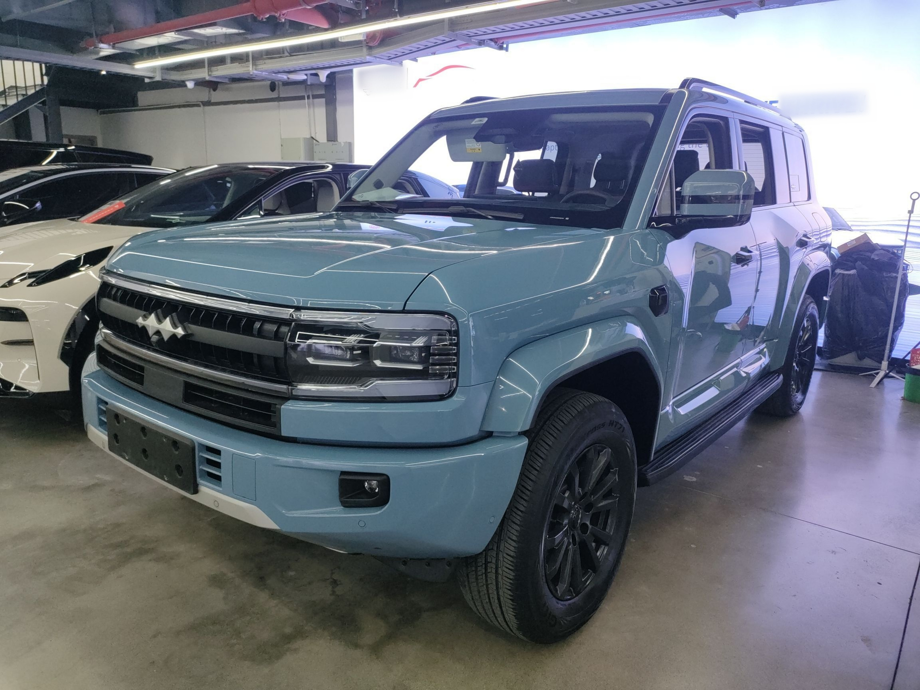 تحت مقدمة السيارة