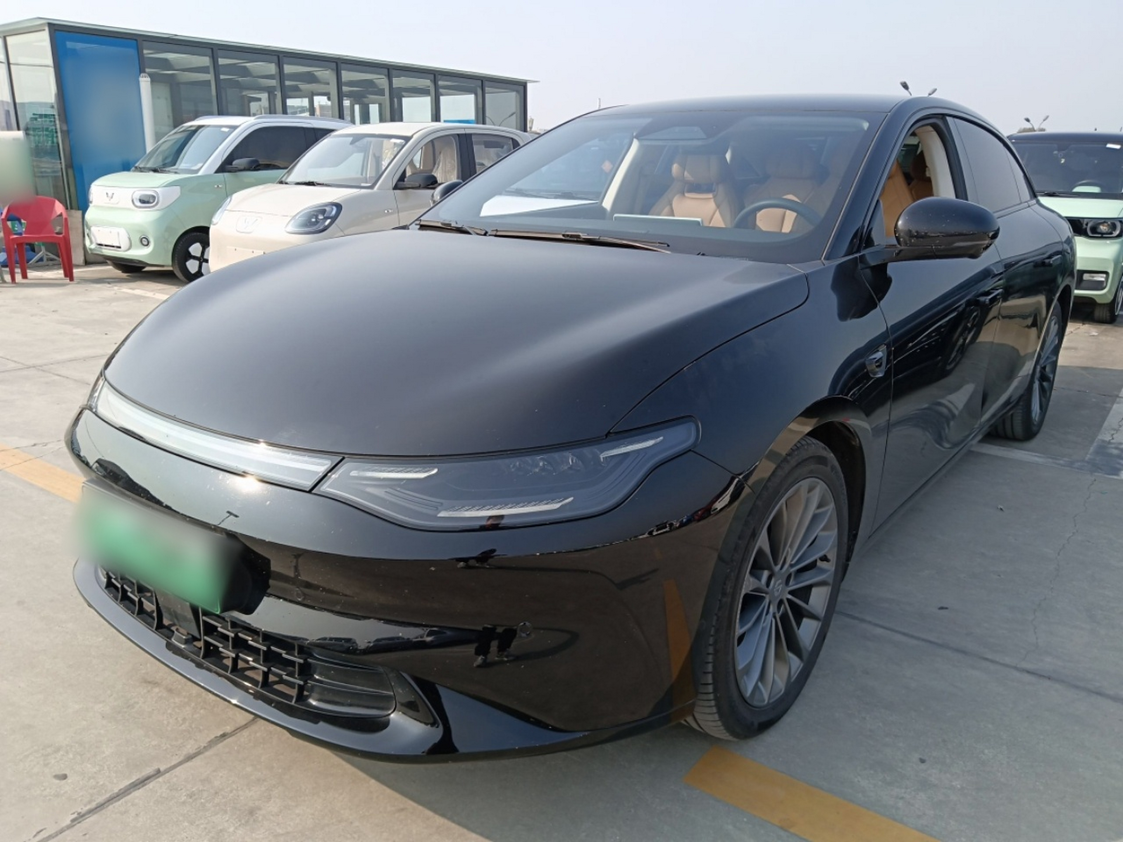 تحت مقدمة السيارة