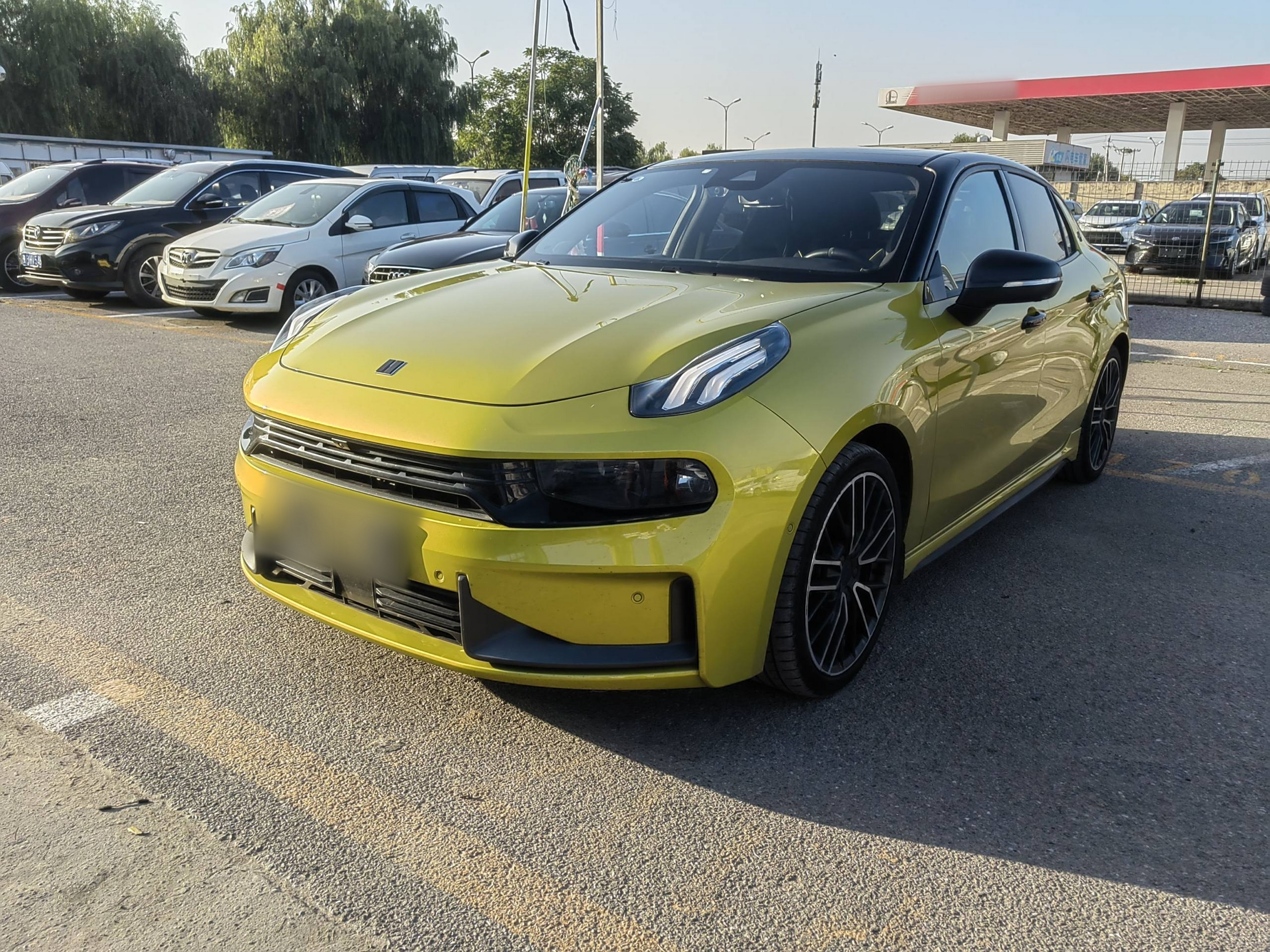 Под передней частью автомобиля