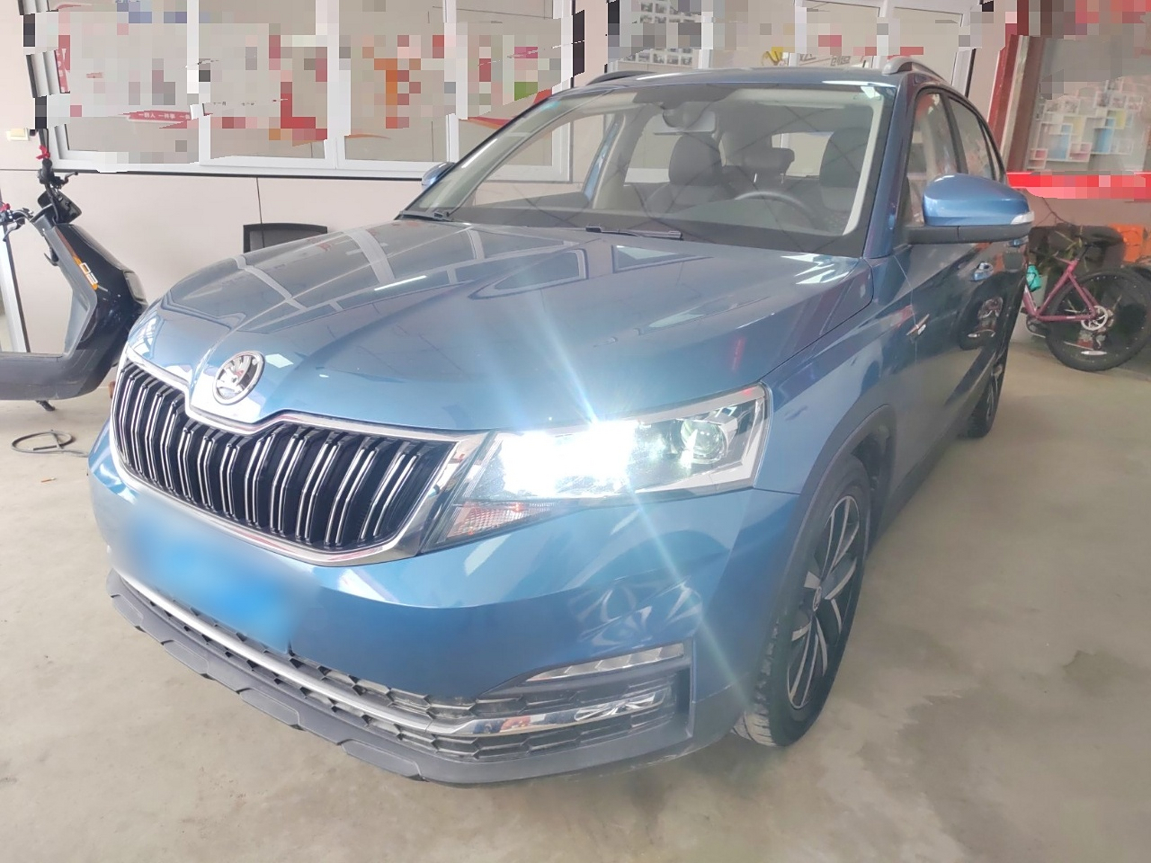 تحت مقدمة السيارة