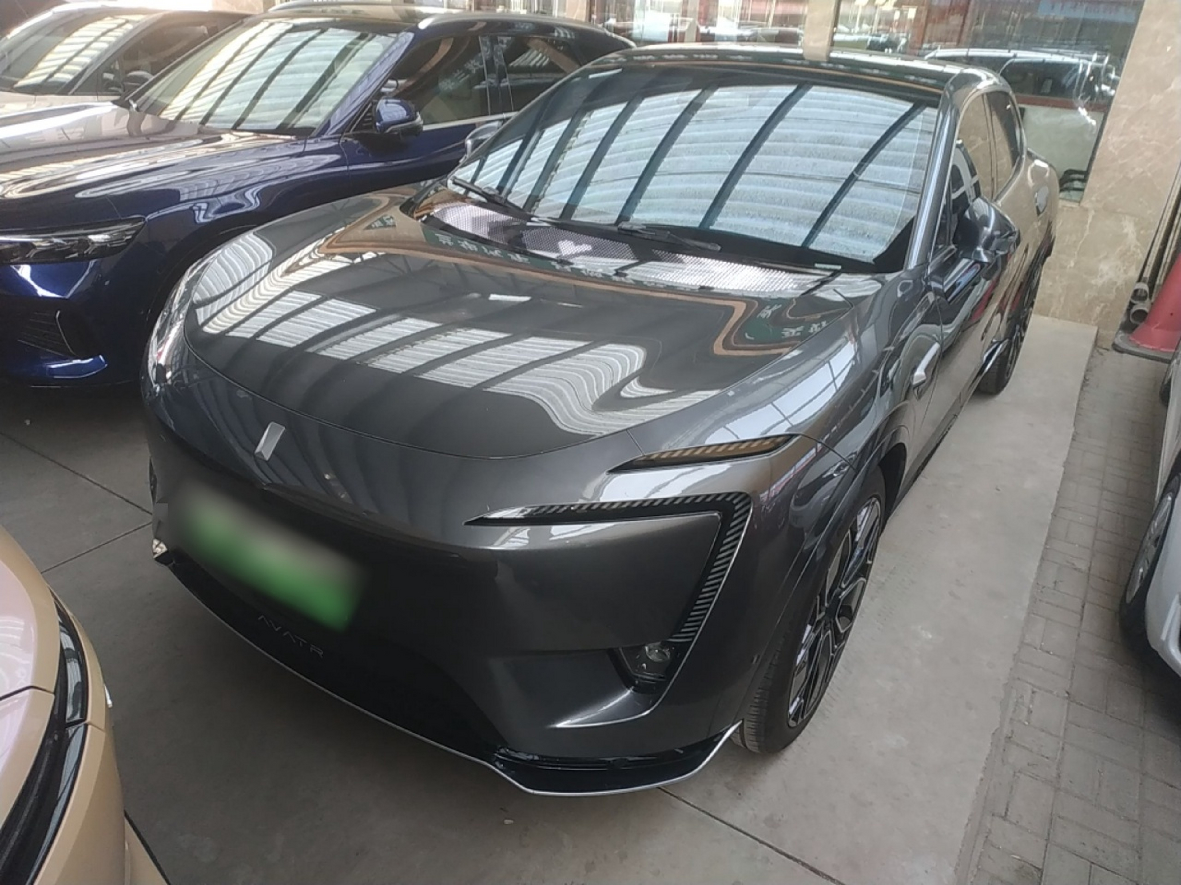 Под передней частью автомобиля