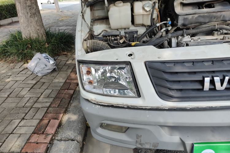 Used Iveco Daily 2021 2.5T A40 M1 Passenger Van 5-9 Seats Long Wheelbase Mid-Roof Design Dual Tires Manual Doors
