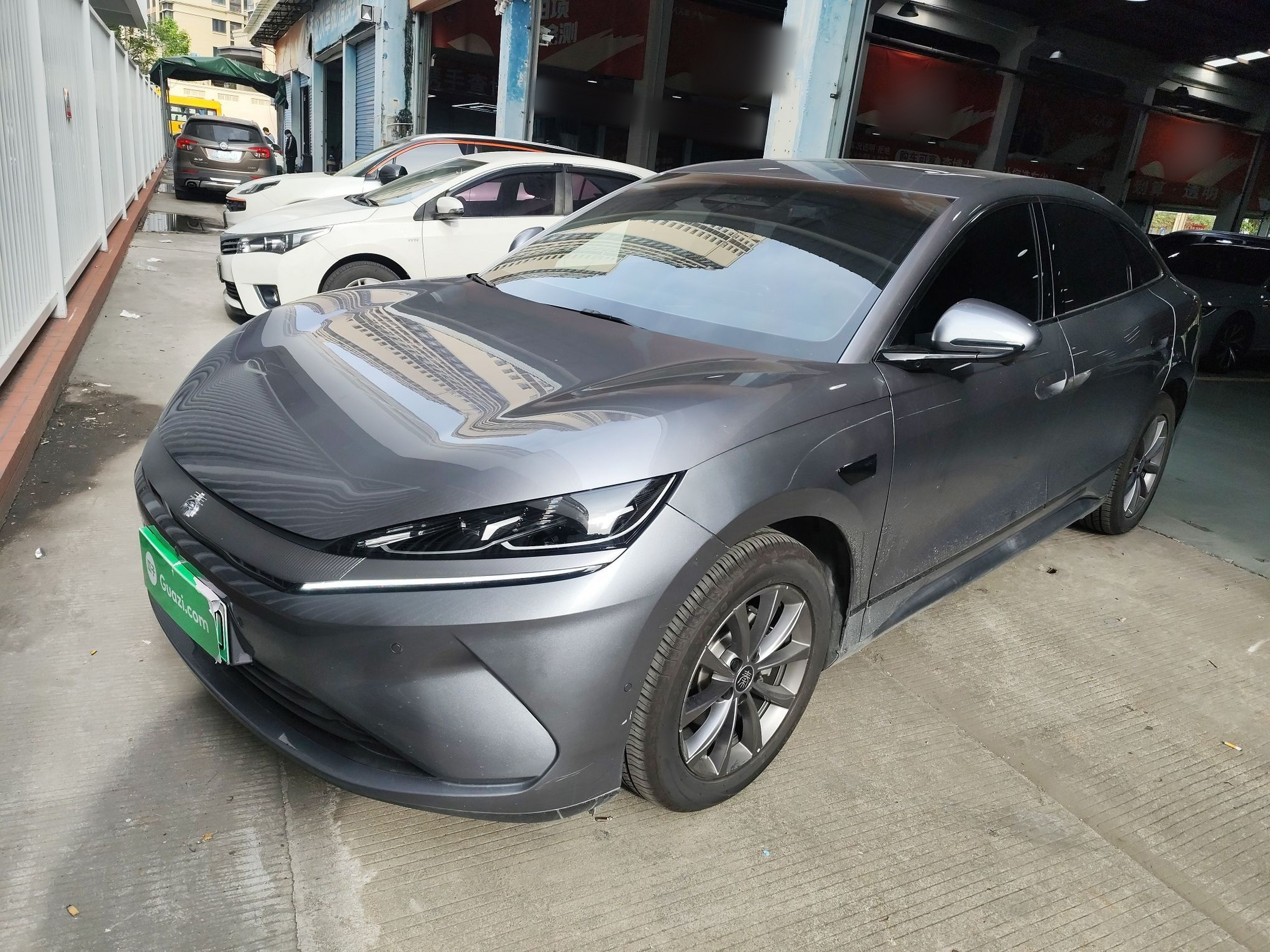 تحت مقدمة السيارة