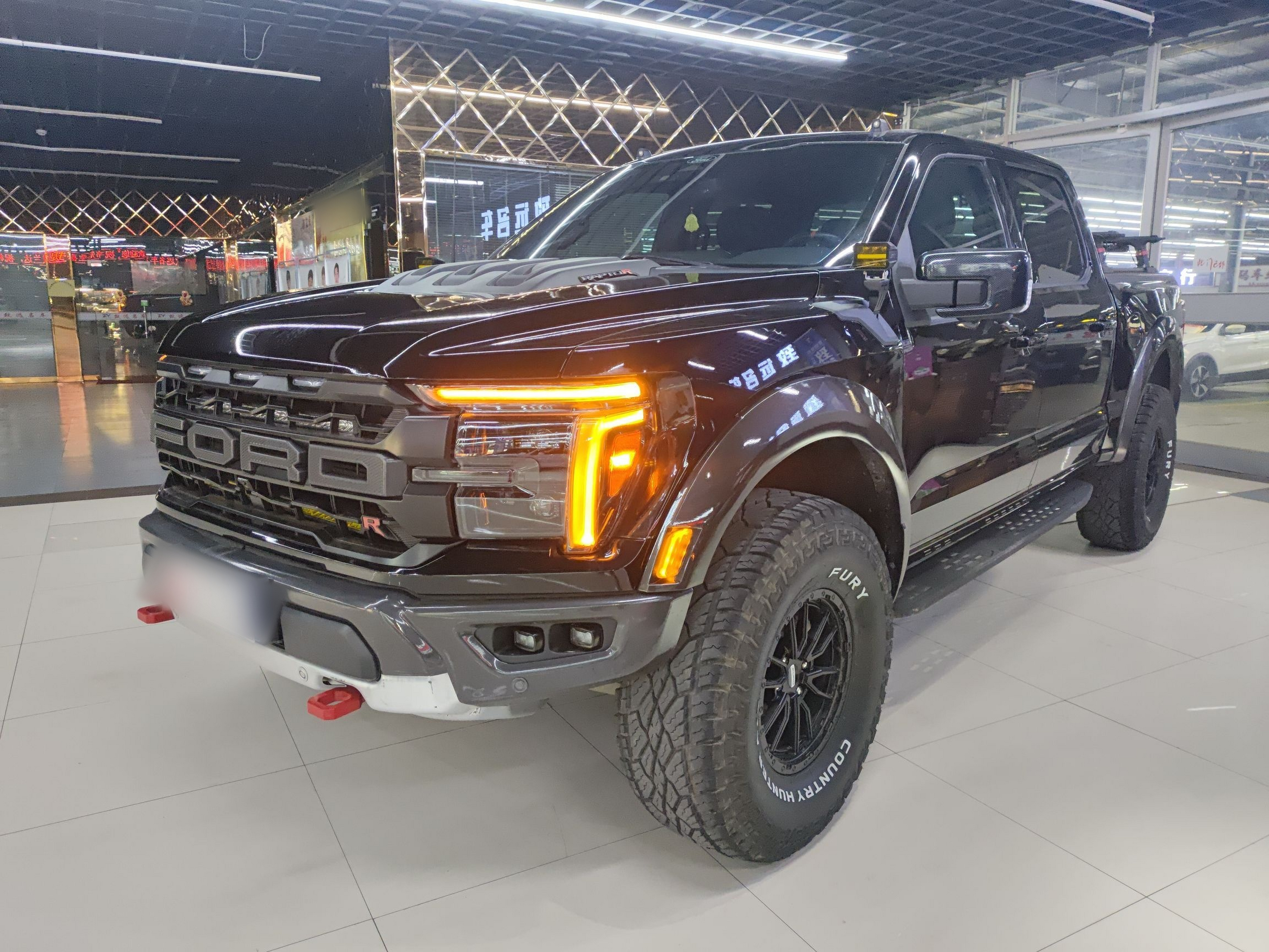 تحت مقدمة السيارة